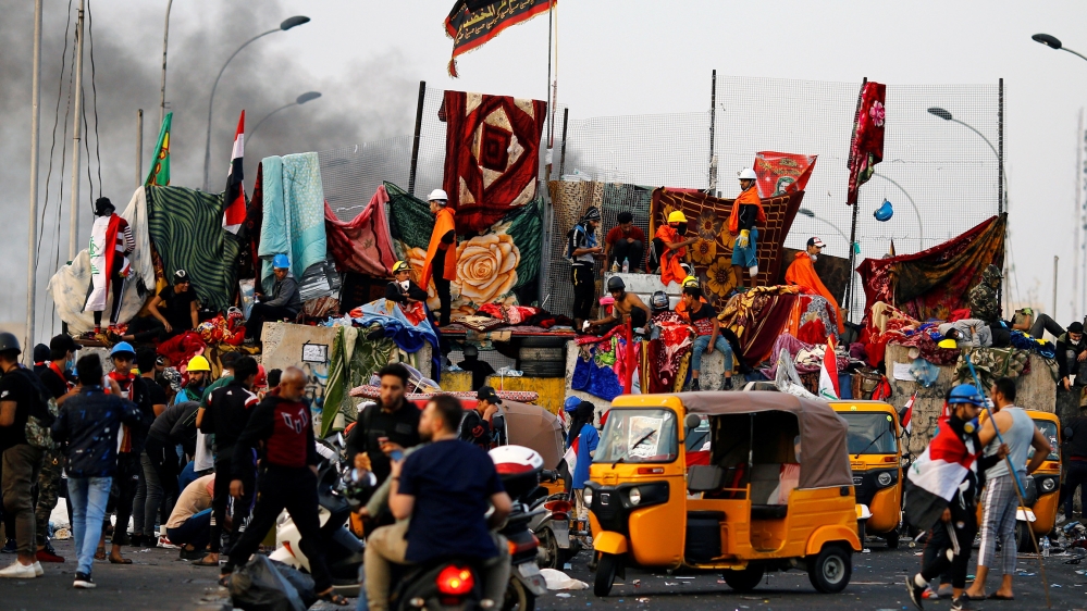 Iraqi demonstrators block Al-Sanak Bridge during the ongoing anti-government protests in Baghdad, Iraq November 4, 2019. REUTERS/Thaier Al-Sudani TPX IMAGES OF THE DAY