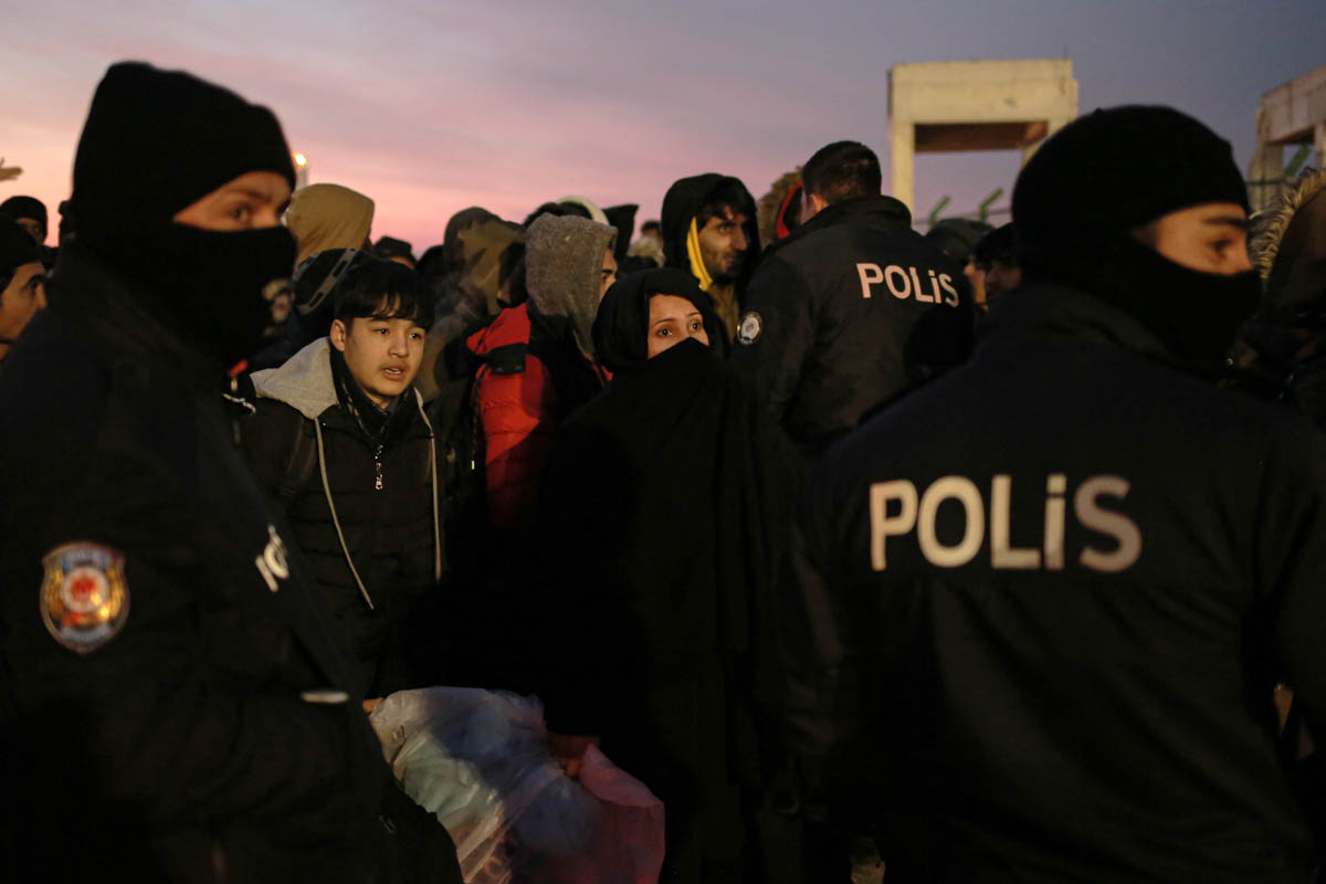 Refugees head to Greece as Turkey opens gates [Hosam Salem/Al Jazeera]