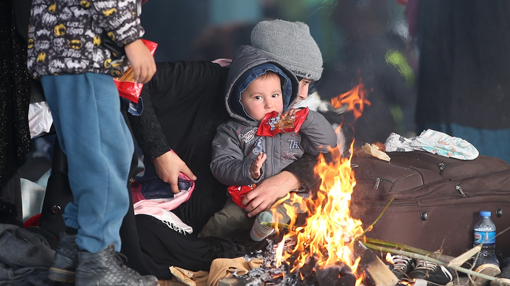 epa08271166 Migrants who want to reach the EU rest and warm up in Edirne, Turkey, the city near the Turkish-Greek border, 05 March 2020. The Turkish government announced its decision to no longer stop