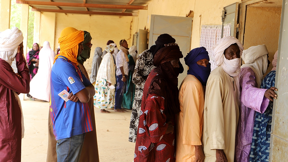 Voters stand in a queue to vote at a polling station during the parliamentary elections in Gao, Mali, on March 29, 2020. - Malians headed to the polls on March 29, 2020, for a long-delayed parliamenta