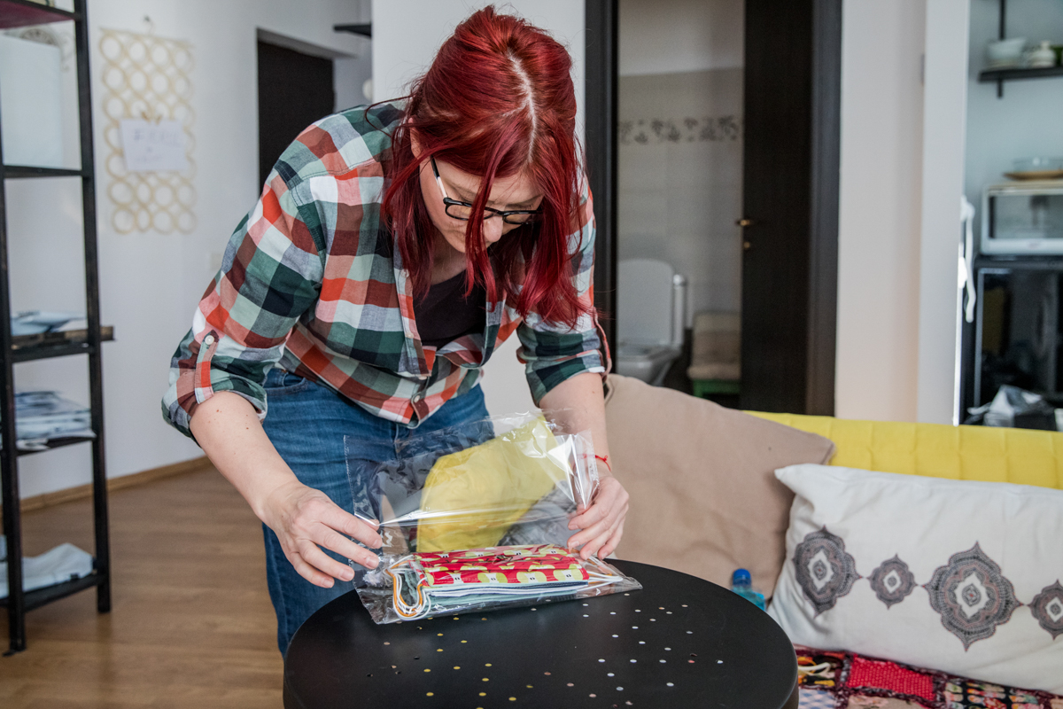 “It is better than nothing. That was my motto from the beginning”, says Adina Casas. She donates to people in need and sells to people who want to further support her donations. “People who could pay