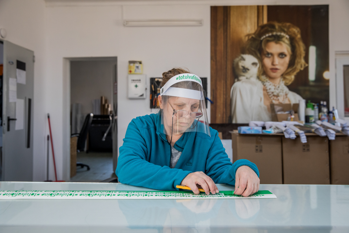 Marele Print (The Big Print), a printing service company, started making visors and protection panels. They donate 10% of what they produce. On the visors they make, they place a sticker saying “Every