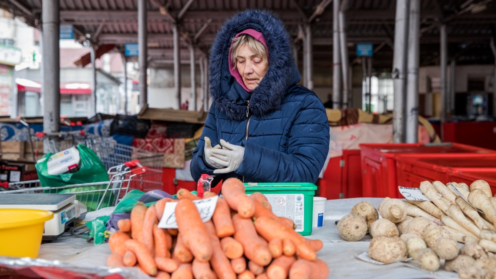 Documenting Romanians daily life under Covid-19 from a motorhome [Ioana Moldovan]