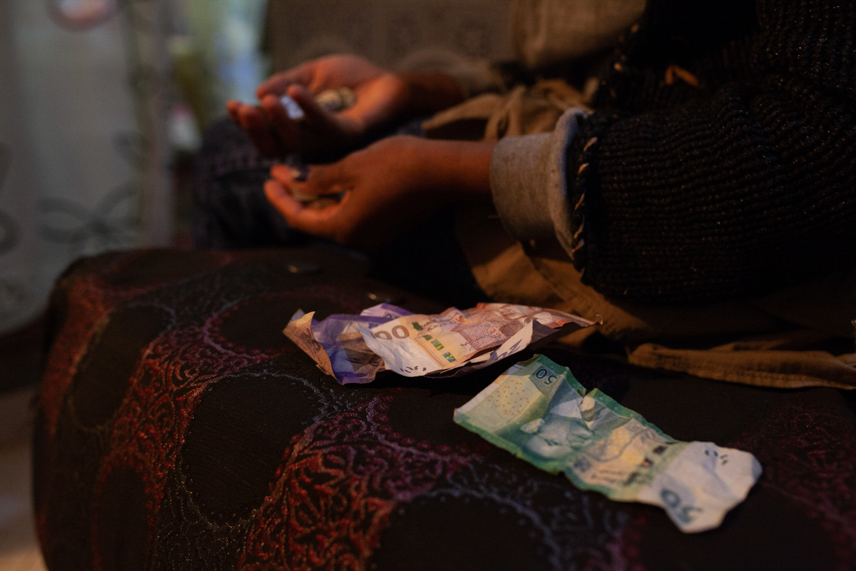 Before the end of the month, they must pay their rents and if they do not, they are forced to leave the house that same day, even if there are minors inside. Ernestinne has only managed to save 57 of