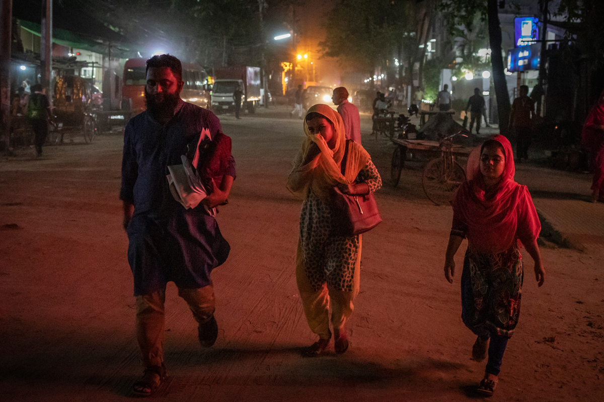A woman covers her face to protect herself from the pollution in a street of Dhaka, Bangladesh, April 29, 2019. A World Health Organisation study reveals that the major causes of child deaths globally