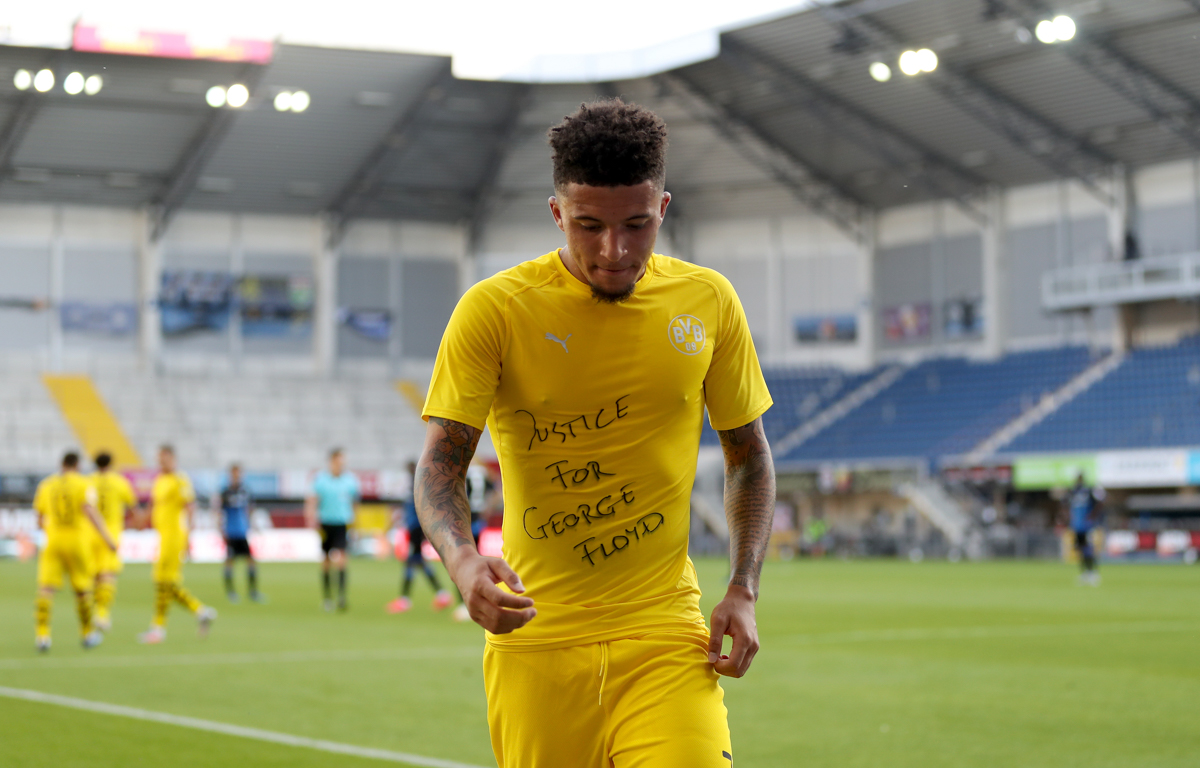 epaselect epa08456715 Jadon Sancho of Dortmund celebrates after scoring his teams second goal with a ''Justice for George Floyd'' shirt during the German Bundesliga soccer match between SC Paderborn 07
