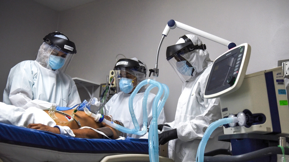 Medical workers treat a coronavirus disease (COVID-19) patient at the United Memorial Medical Center''s coronavirus disease (COVID-19) intensive care unit in Houston, Texas, U.S., June 29, 2020. REUTE