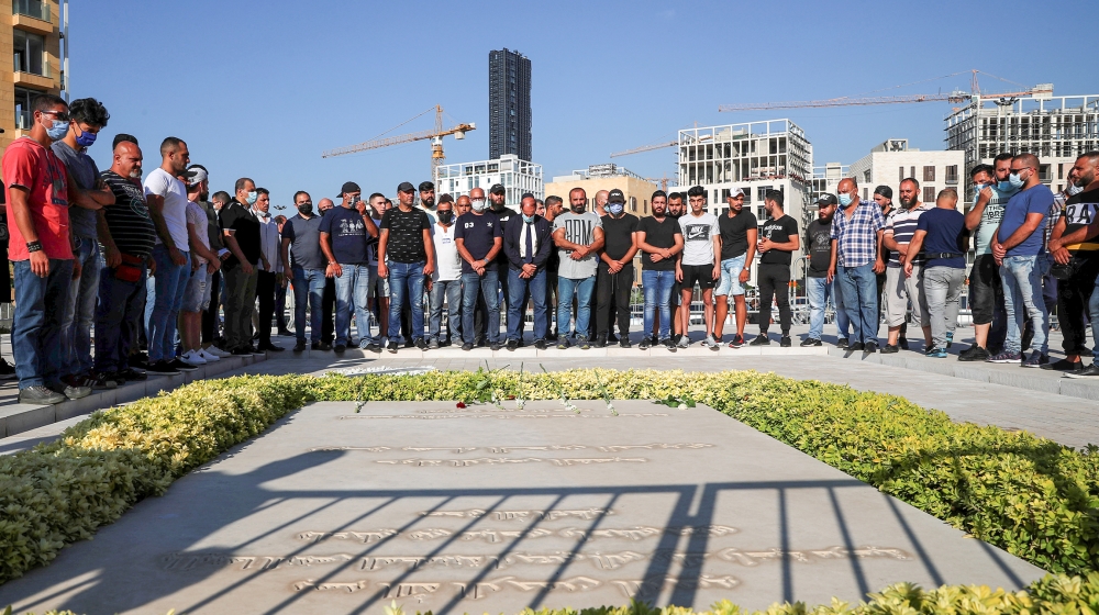 People pray in front of the grave of Lebanon''s former Prime Minister Rafik al-Hariri, after U.N.-backed tribunal convicted a Hezbollah member of conspiracy to kill al-Hariri in a 2005 bombing, at mart