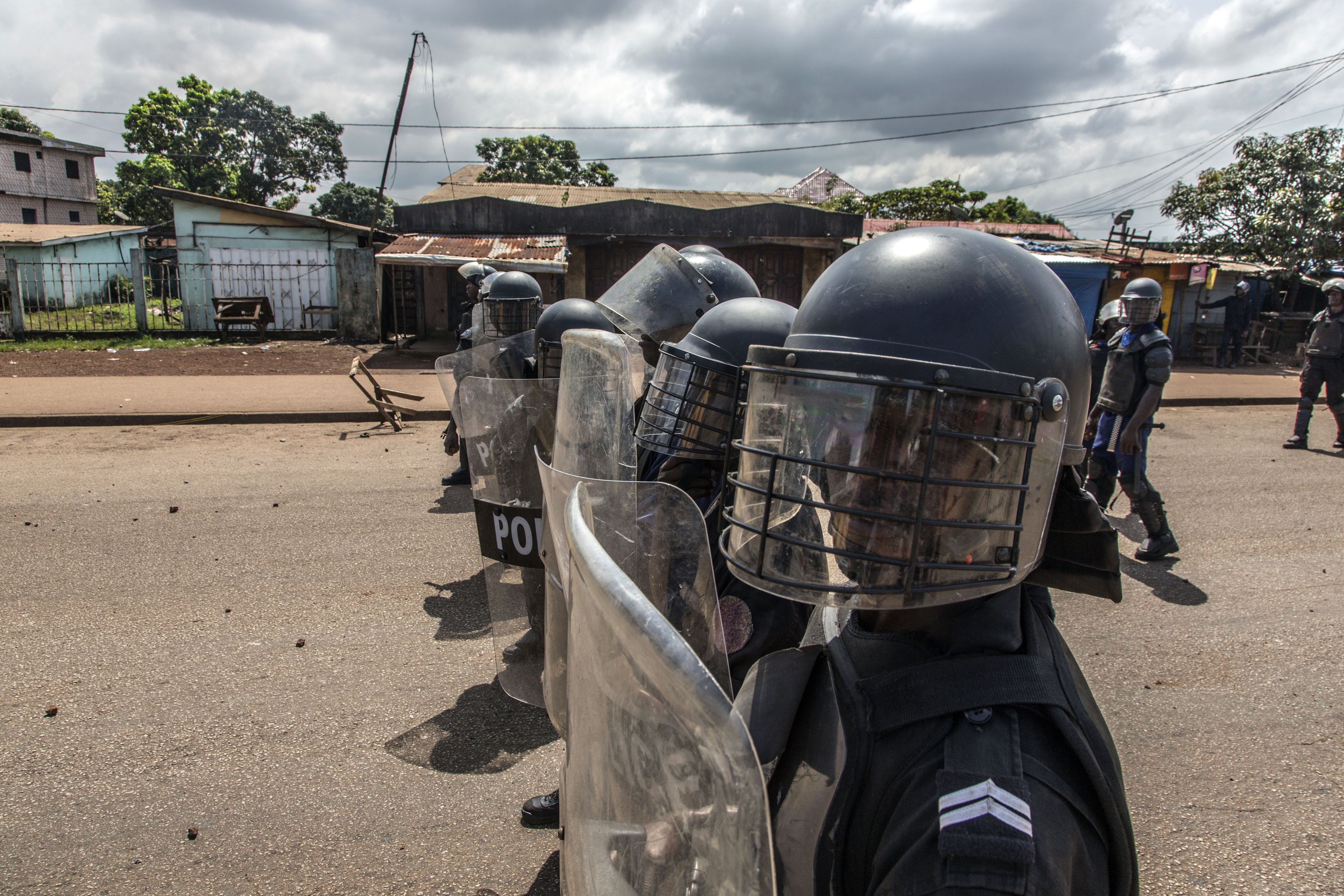 Police face supporters of Guinean opposition leader Cellou Dalein Diallo in Conakry, October 21, 2020 [Sadak Souici/AP Photo] (AP Photo)