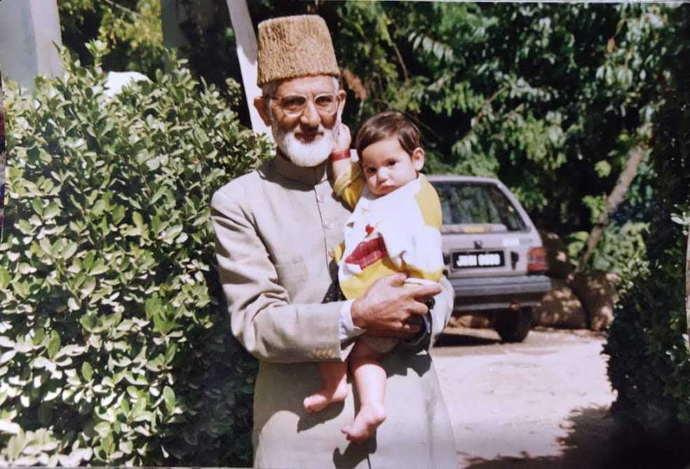 Syed Ali Shah Geelani, one of the most prominent figures in the Kashmiri resistance movement, has been under house arrest in Indian-administered Kashmir for years [Photo courtesy of Ruwa Shah]