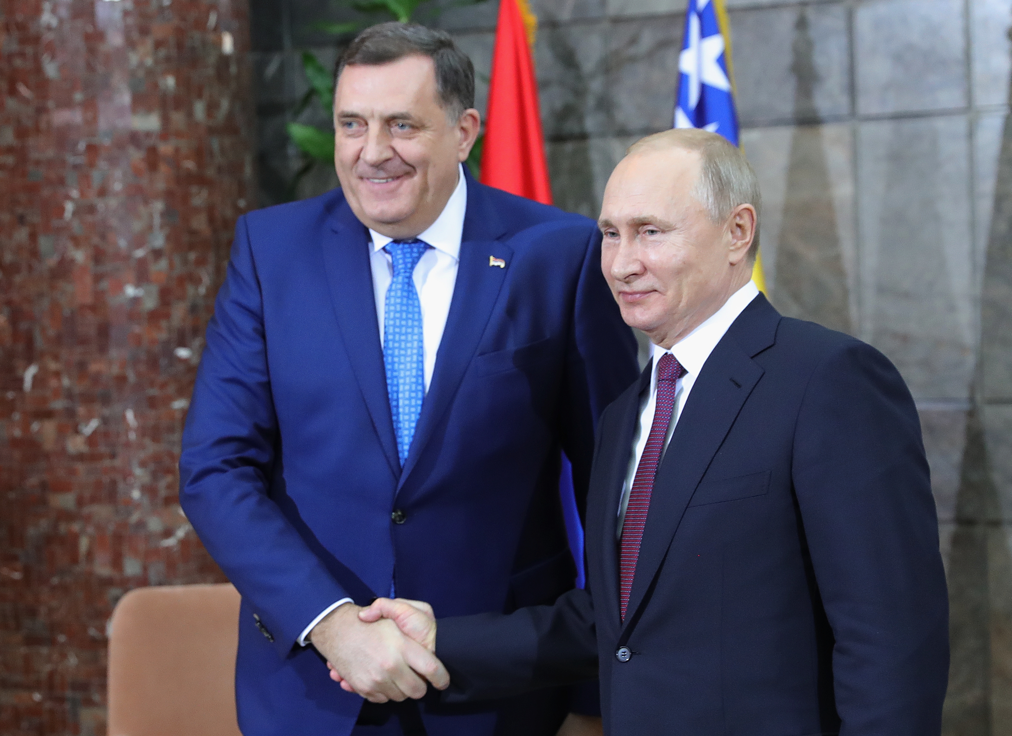 Russian President Vladimir Putin shakes hands with the Serb member of Bosnia's tripartite inter-ethnic presidency, Milorad Dodik, in Belgrade, Serbia January 17, 2019. [Sputnik/Mikhail Klimentyev/Kremlin via Reuters]