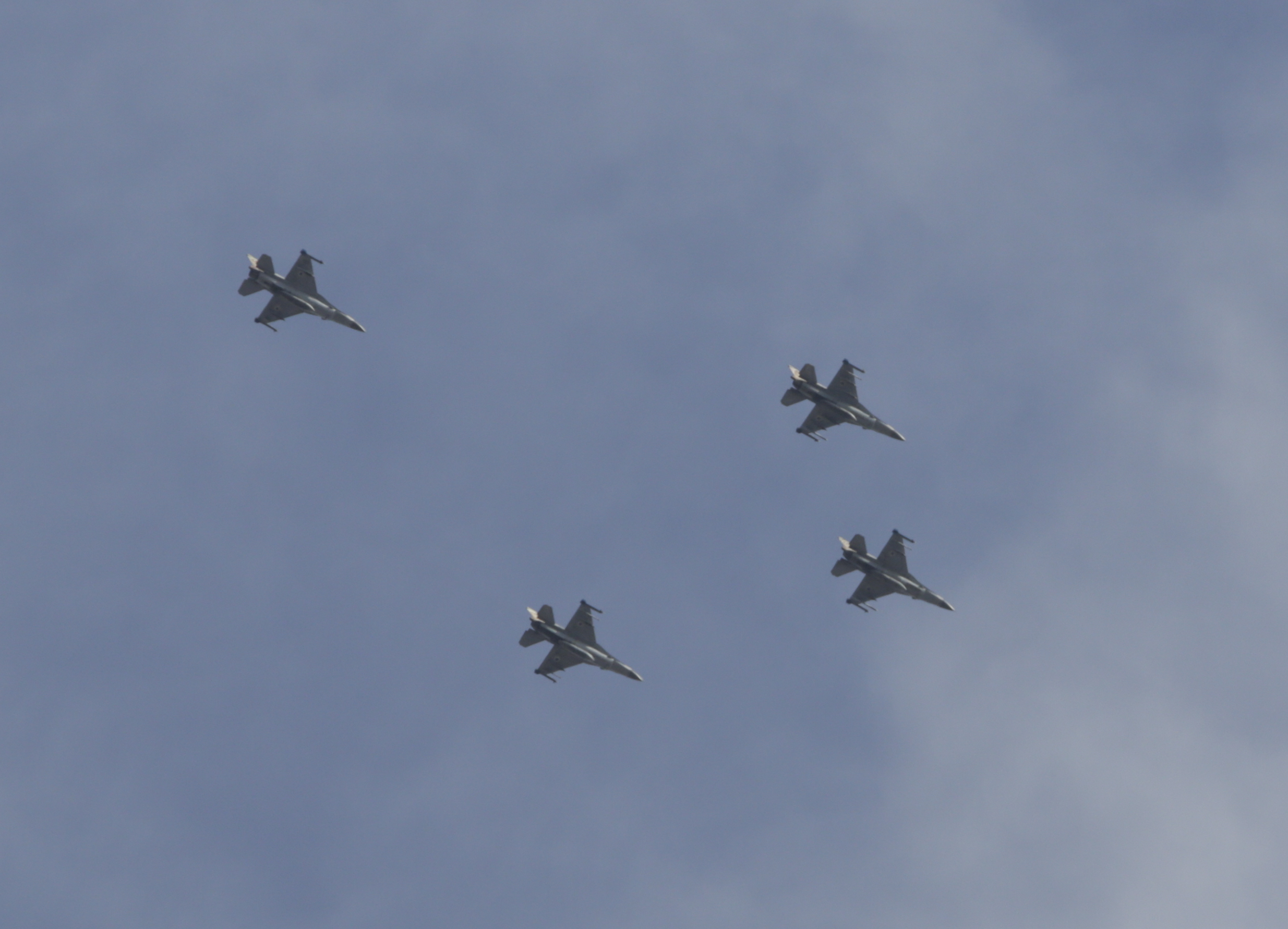 Israeli warplanes fly over the city of Ashkelo