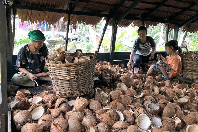 Women in villages on the Kapuas River in Indonesia's West Kalimantan province have been disproportionately affected by the expansion of palm oil plantations [Courtesy of Juliana Nnoko-Mewanu]