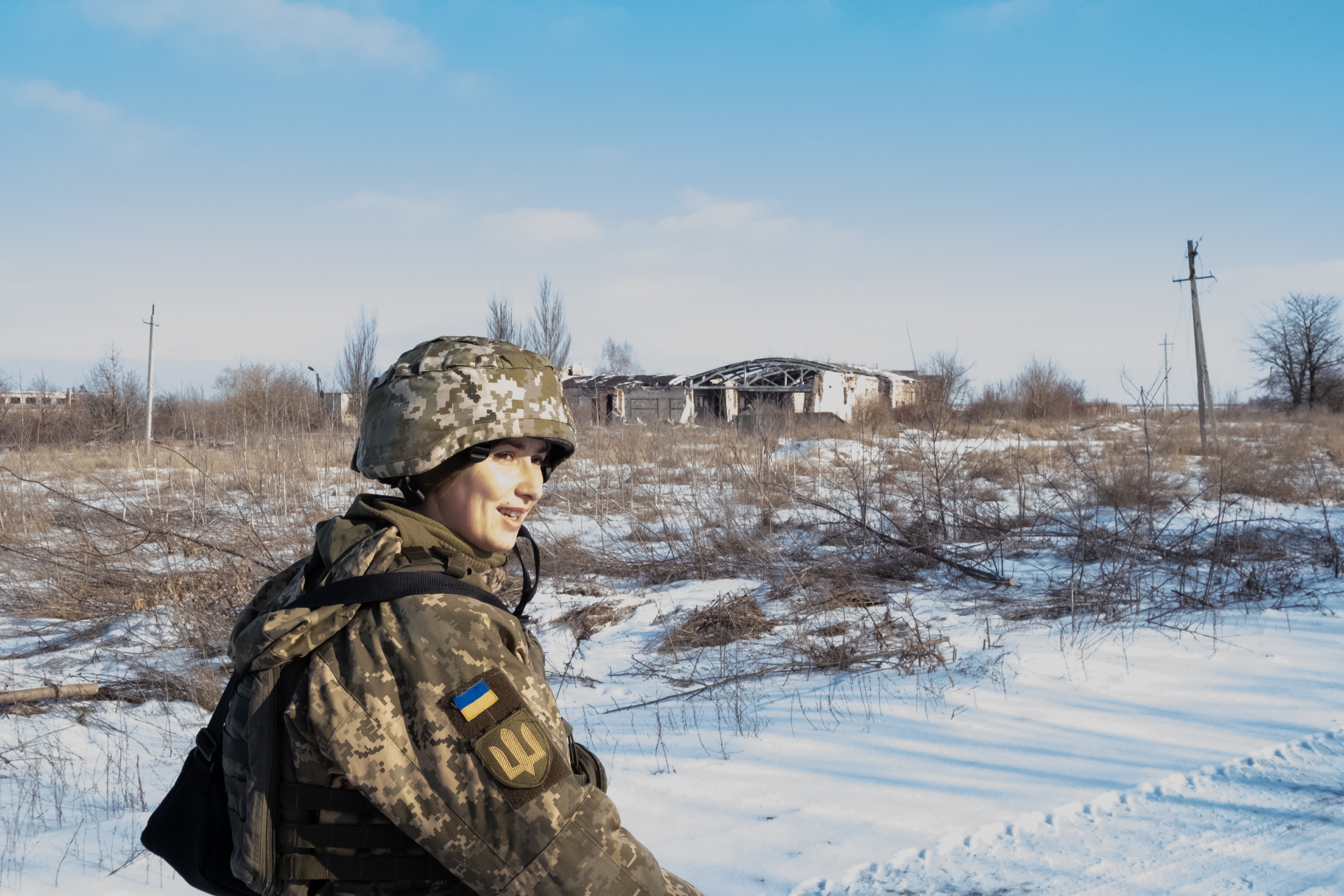 Alyona walks towards the trenches.