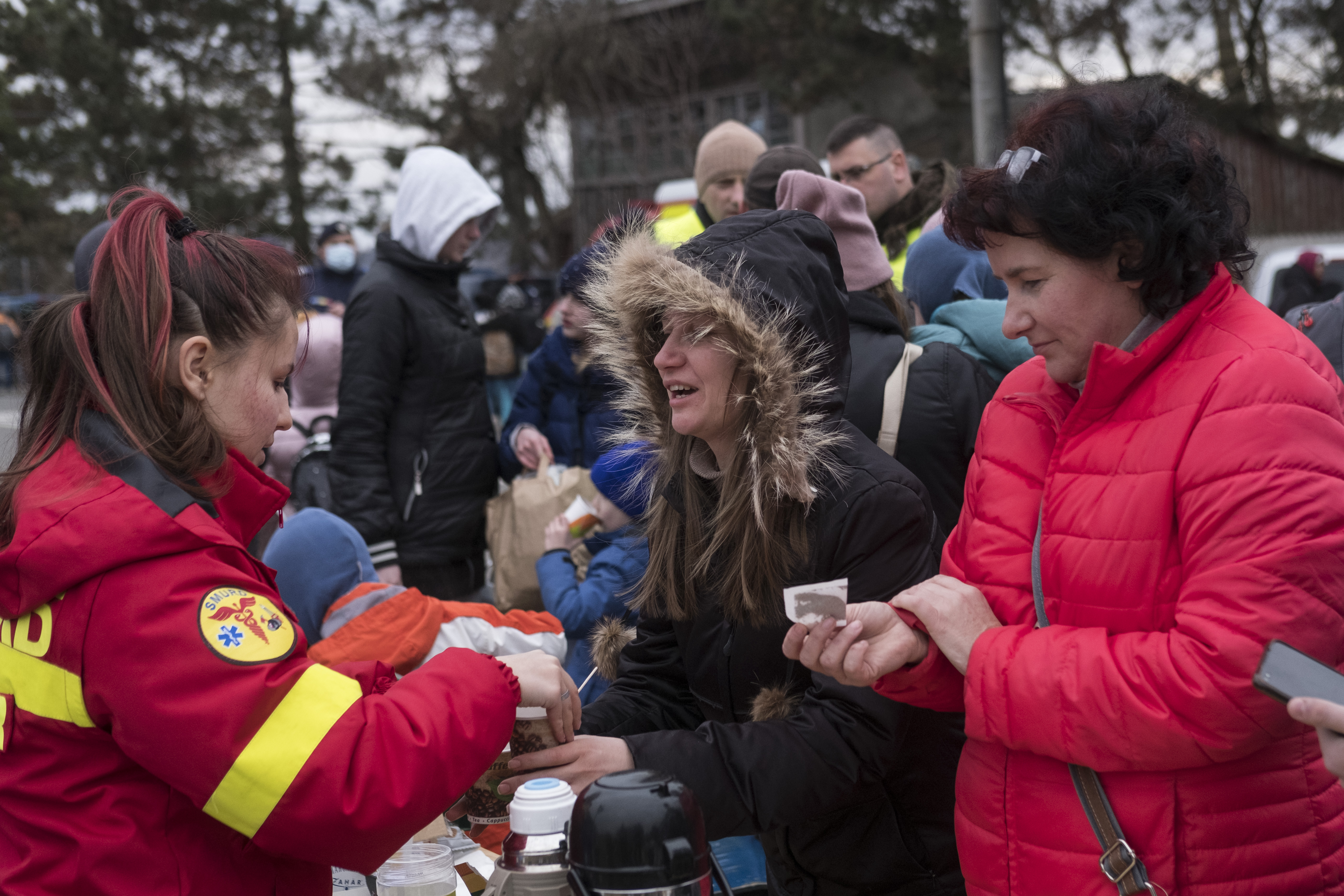 Iustina Chiorescu, 18 years old, volunteers for distributing warm beverages for newly arrived refugees. “When people first arrive you can see the worry in their eyes, so I am glad I can bring a bit of relief. When I give them a warm coffee or tea sometimes I see the look on their face changing”, said Iustina, who is participating for the first time in a humanitarian relief action.