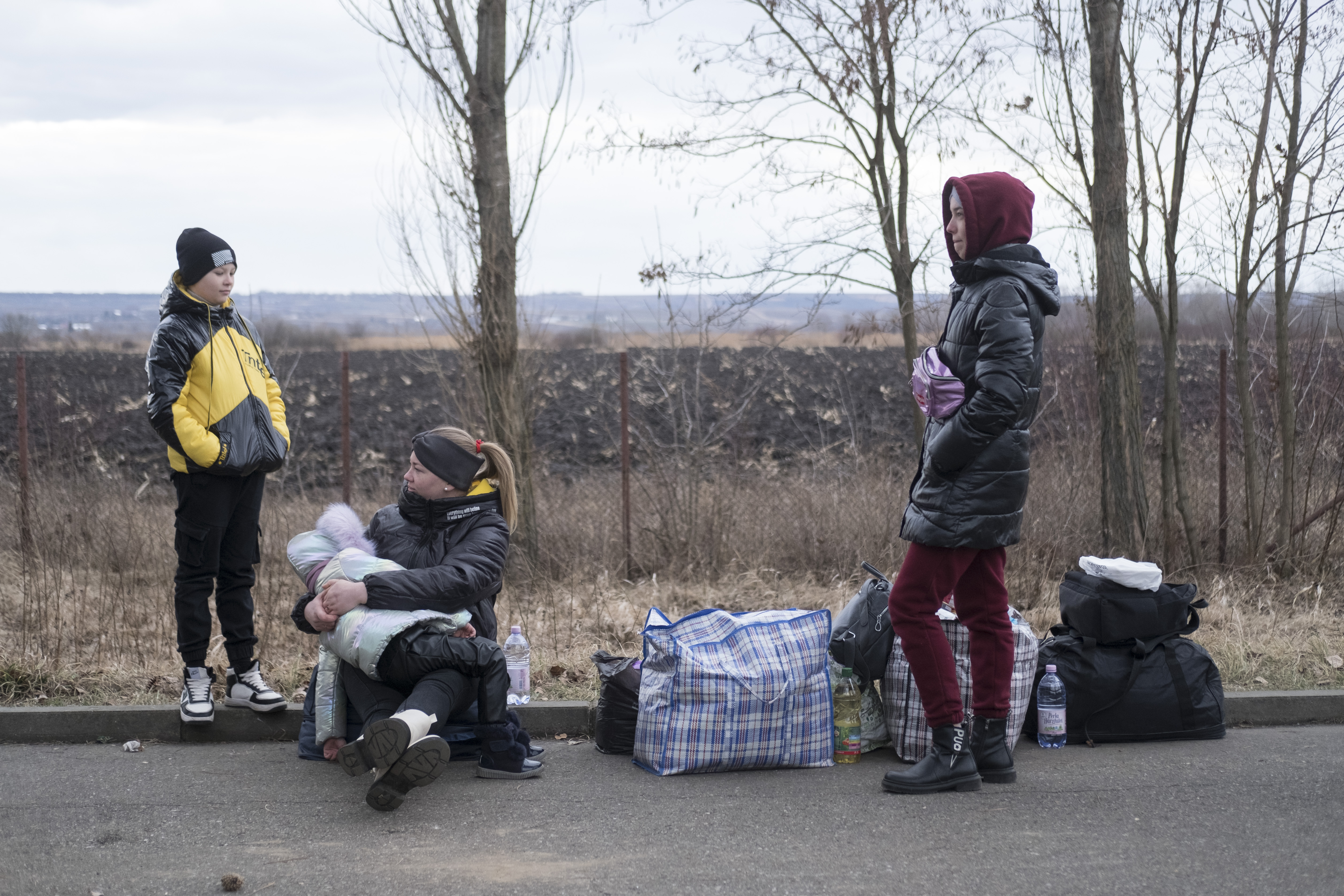 Diana and her two children reached the Romanian border at Siret after a six hours journey from Cernauti, their home town. “Now we are waiting for my mother's papers to be completed so she can join us. She doesn't have a biometric passport, so the officers at the border are preparing the documents for her now”, Diana said.