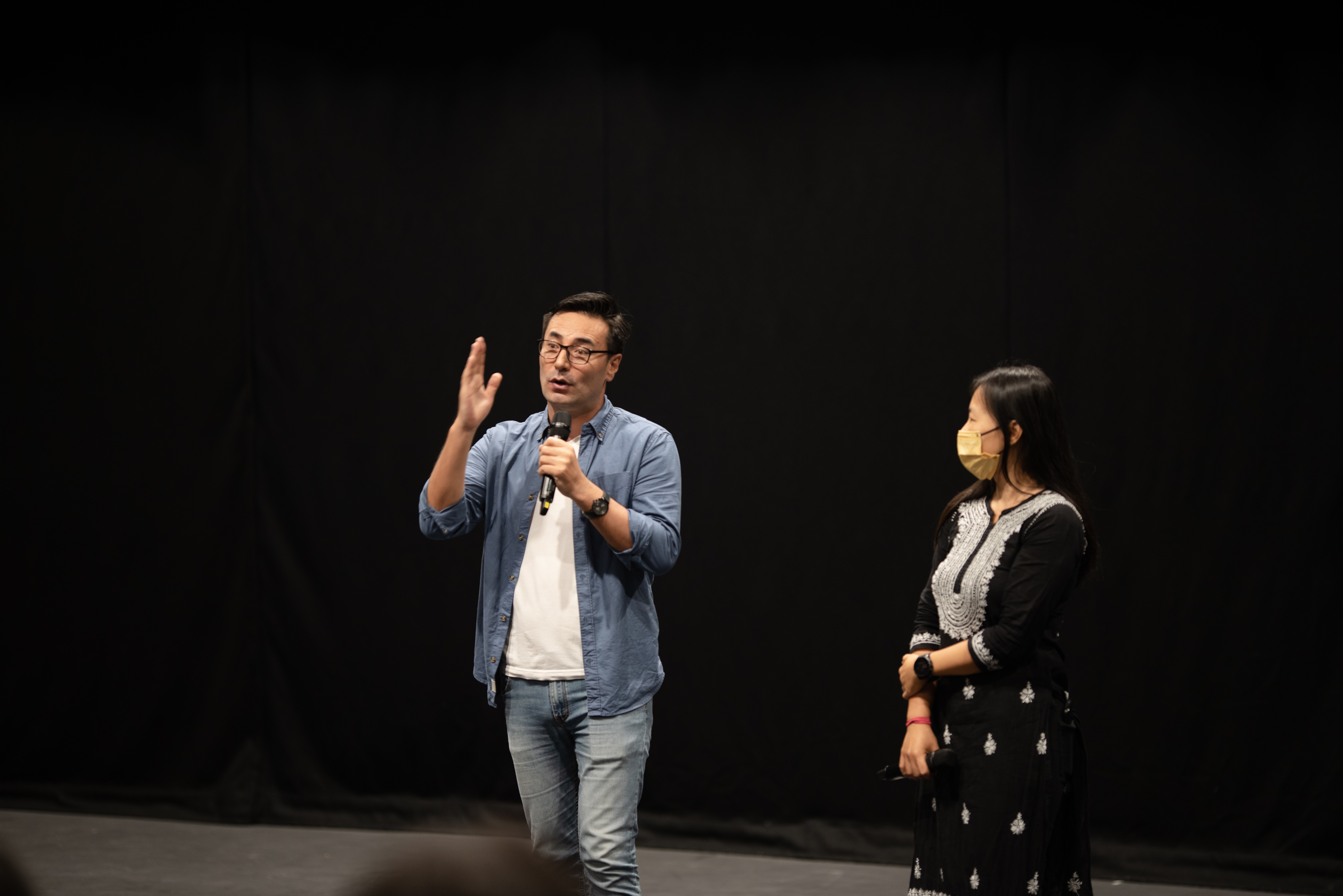 Afghan writer and director Saleh Sepas speaks to the audience about Parastoo's latest production