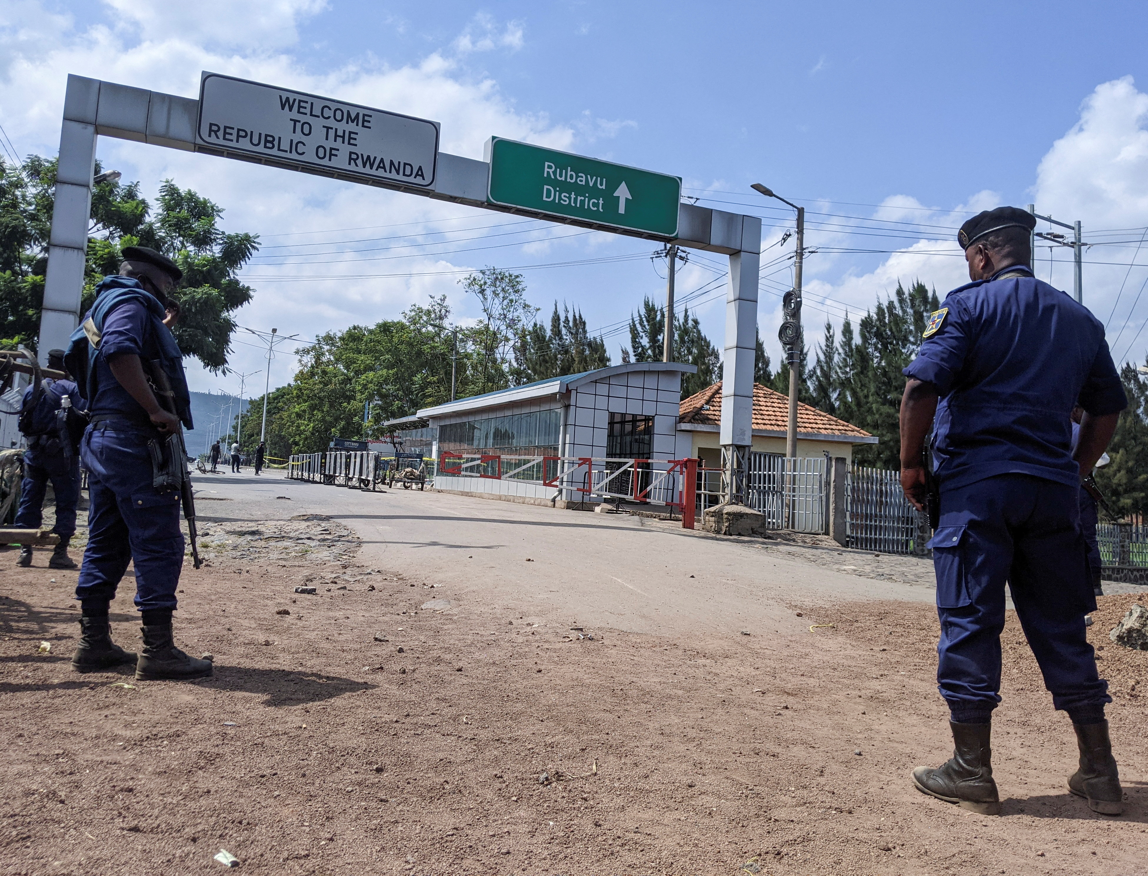 Congolese policemen guard the border crossing point with Rwanda