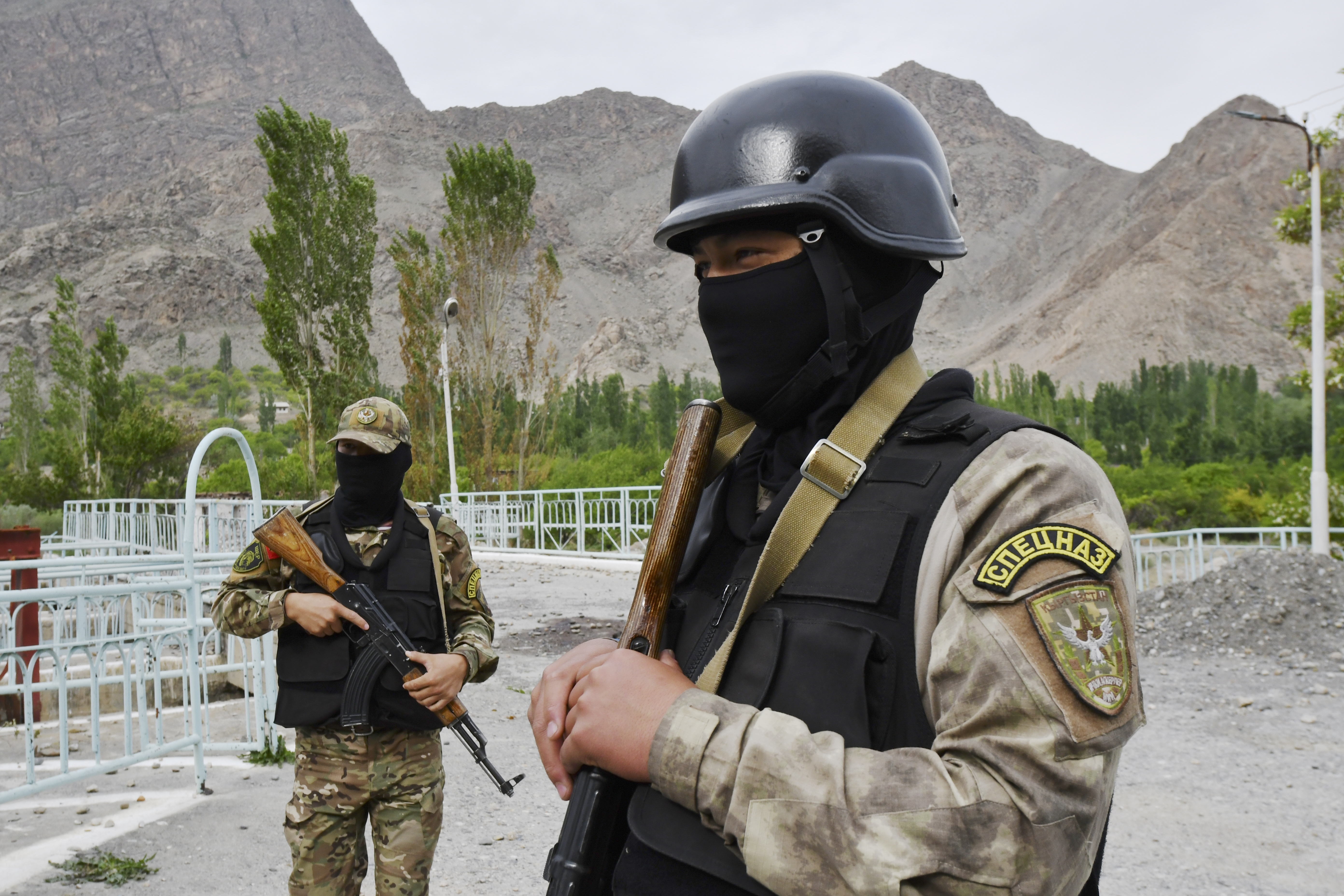 Kyrgyz soldiers guard a water supply facility outside the village of Kok-Tash near Kyrgyzstan-Tajikistan border in southwestern Kyrgyzstan,