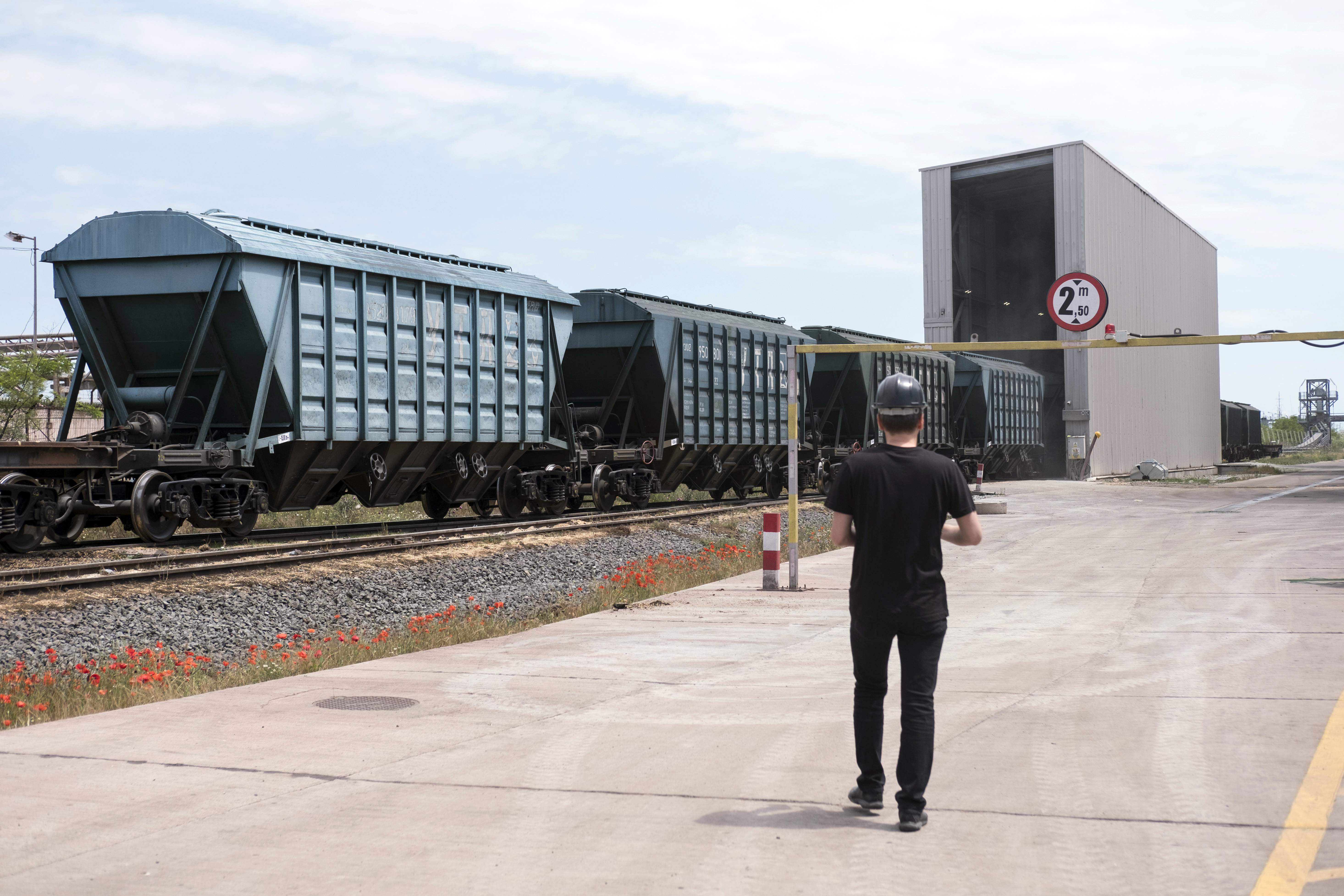 The main slow down regarding transportation of cereals by train from Ukraine to the Constanta port is the fact that the rail gauge in Ukraine is different from the one in the EU. When the trains cross the border into Romania, all the wheels under the wagons must be adjusted to fit the EU rail gauge.