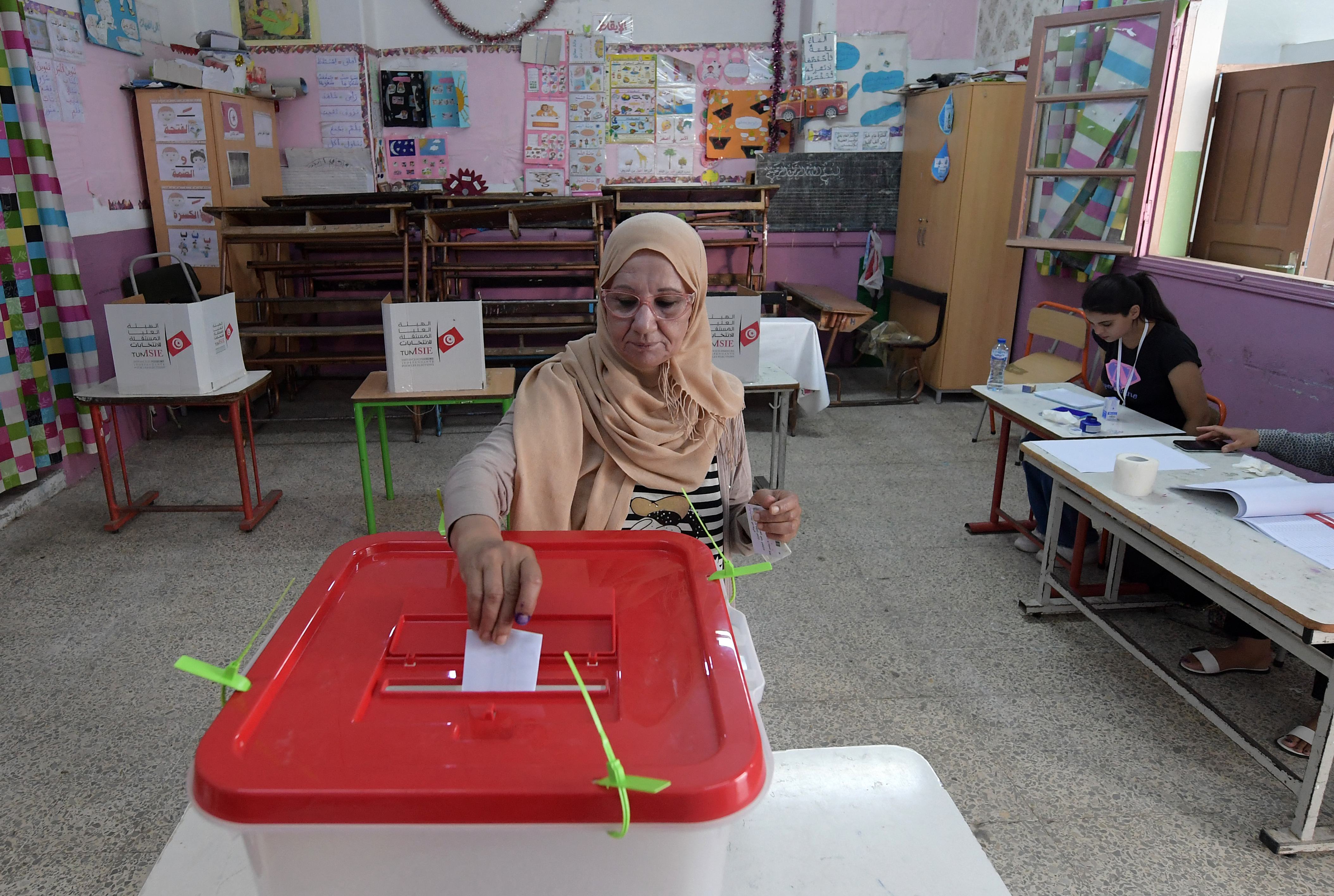 Tunisian woman voting