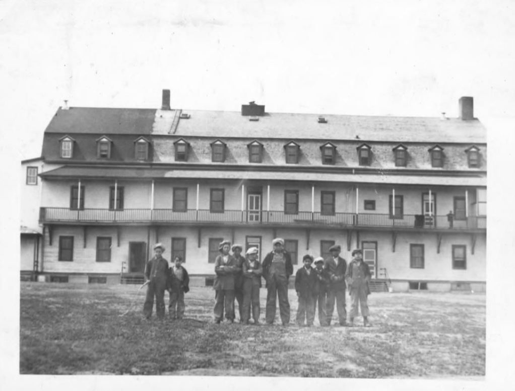 Children outside Ermineskin residential school