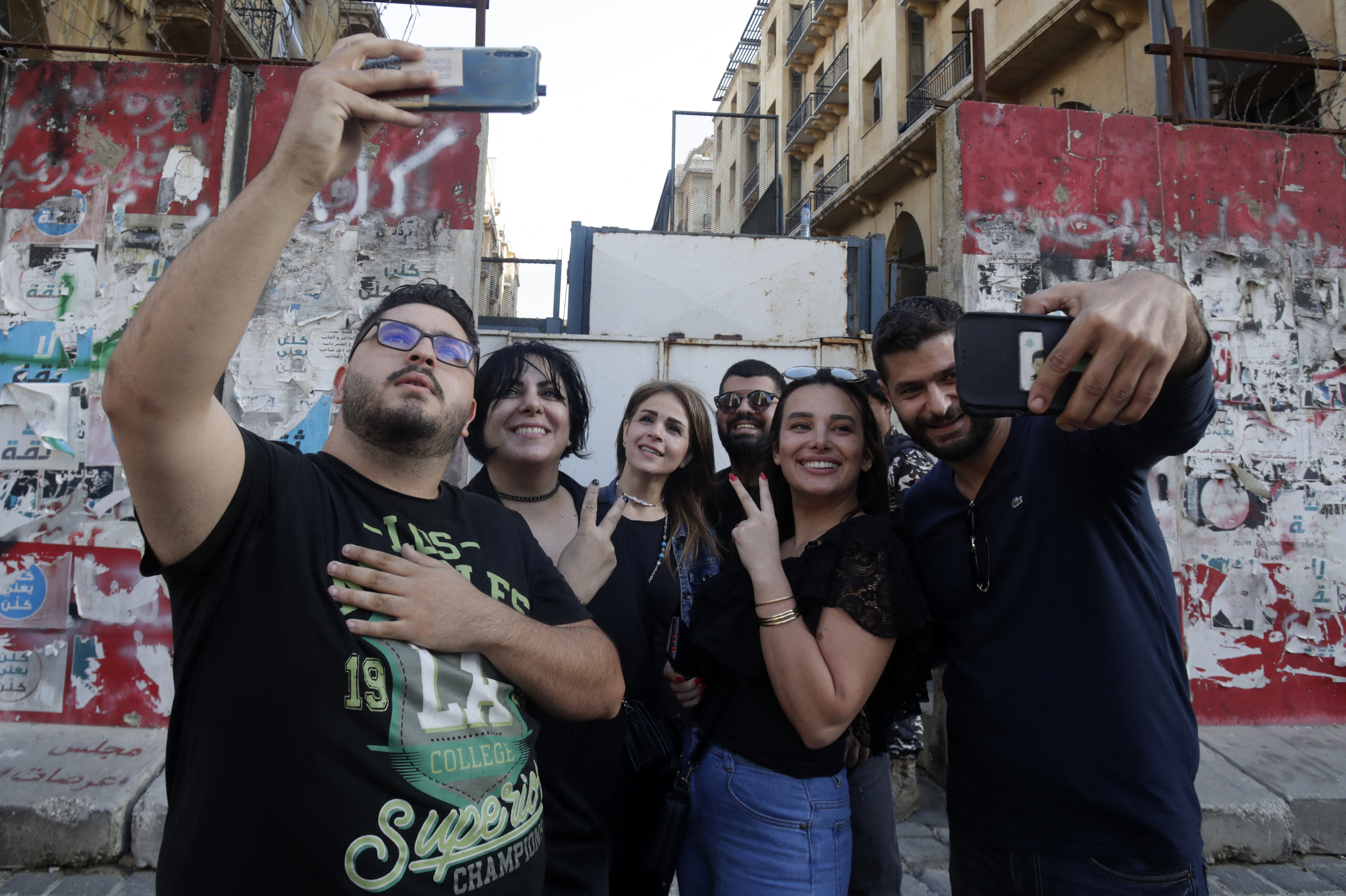 Sali Hafiz, Lebanese woman who held up bank poses with fellow activists