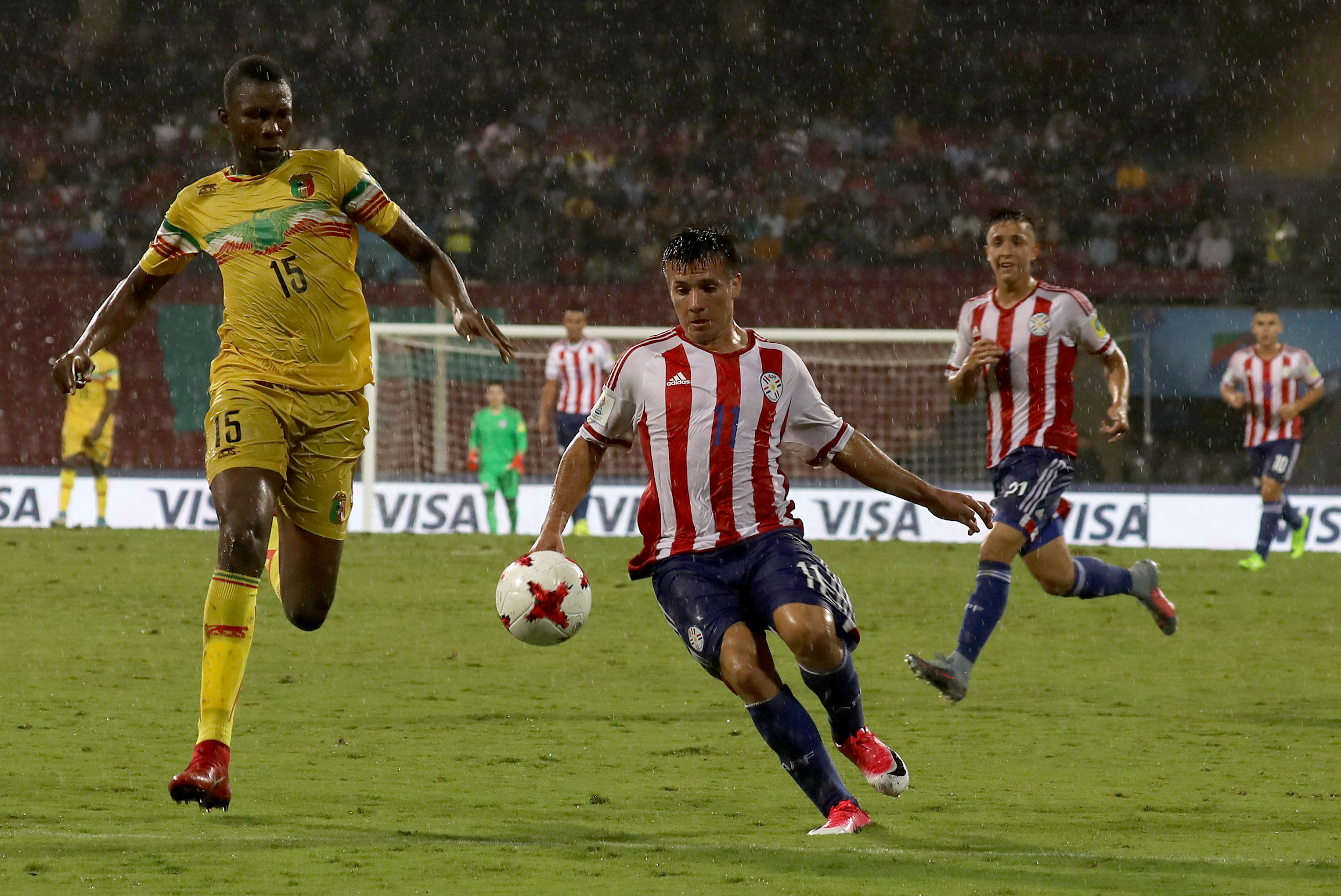Leonardo Sanchez (C) of Paraguay in action against Abdoulaye Diaby (L) of Mali during the FIFA Under-17 World Cup 2017 group B soccer match between Paraguay and Mali at the D Y Patil Stadium in Mumbai, India, 06 October 2017.