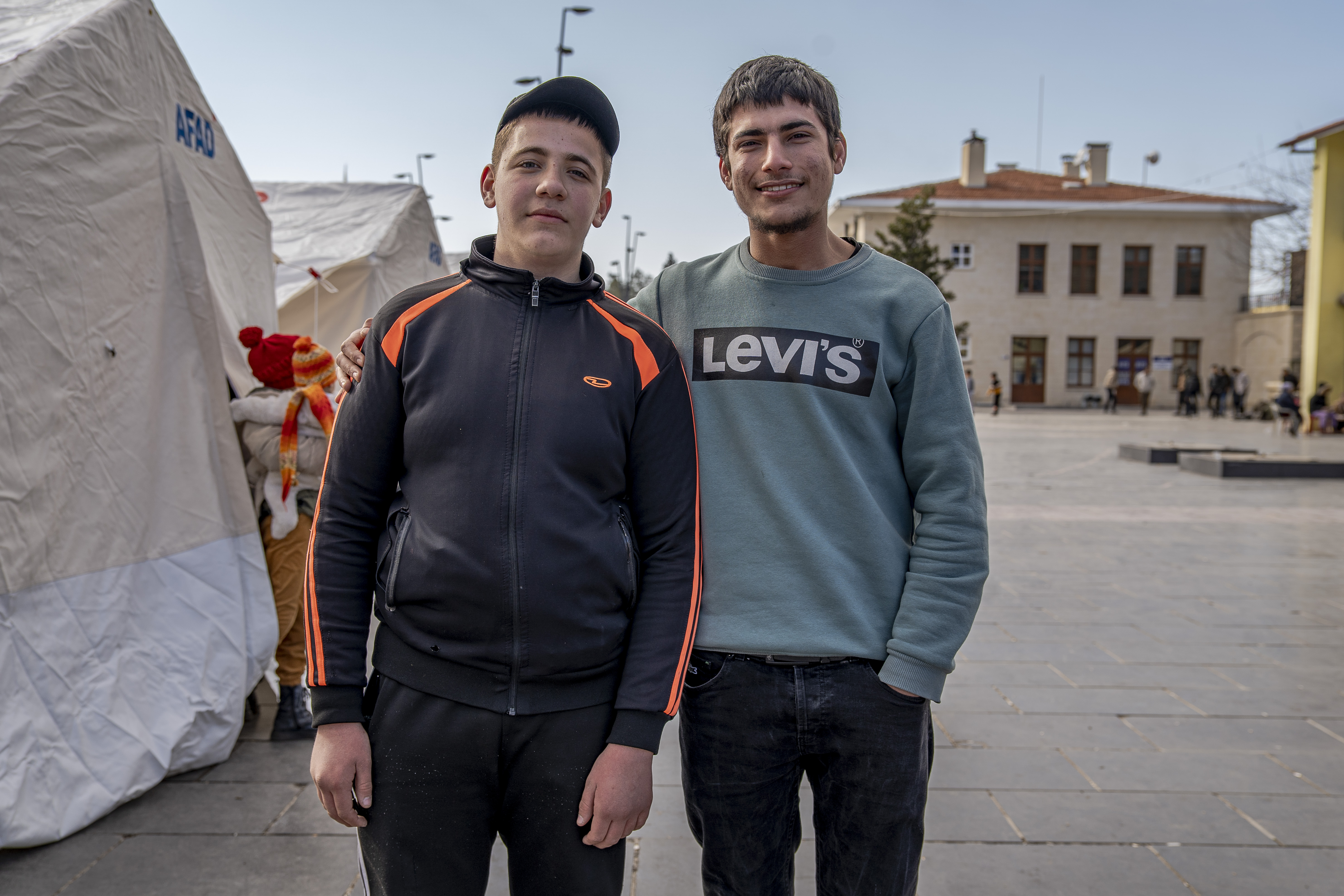Mohammad (right) and Ayman (left) volunteer as unofficial camp guides inside one of the many AFAD settlements scattered across Gaziantep. They translate from Turkish to Arabic and vice-versa for newcomers who don’t find clear logistic information. “It’s easy to feel lost in emergency situations, the chaos doesn’t make it easier,” says Mohammad.