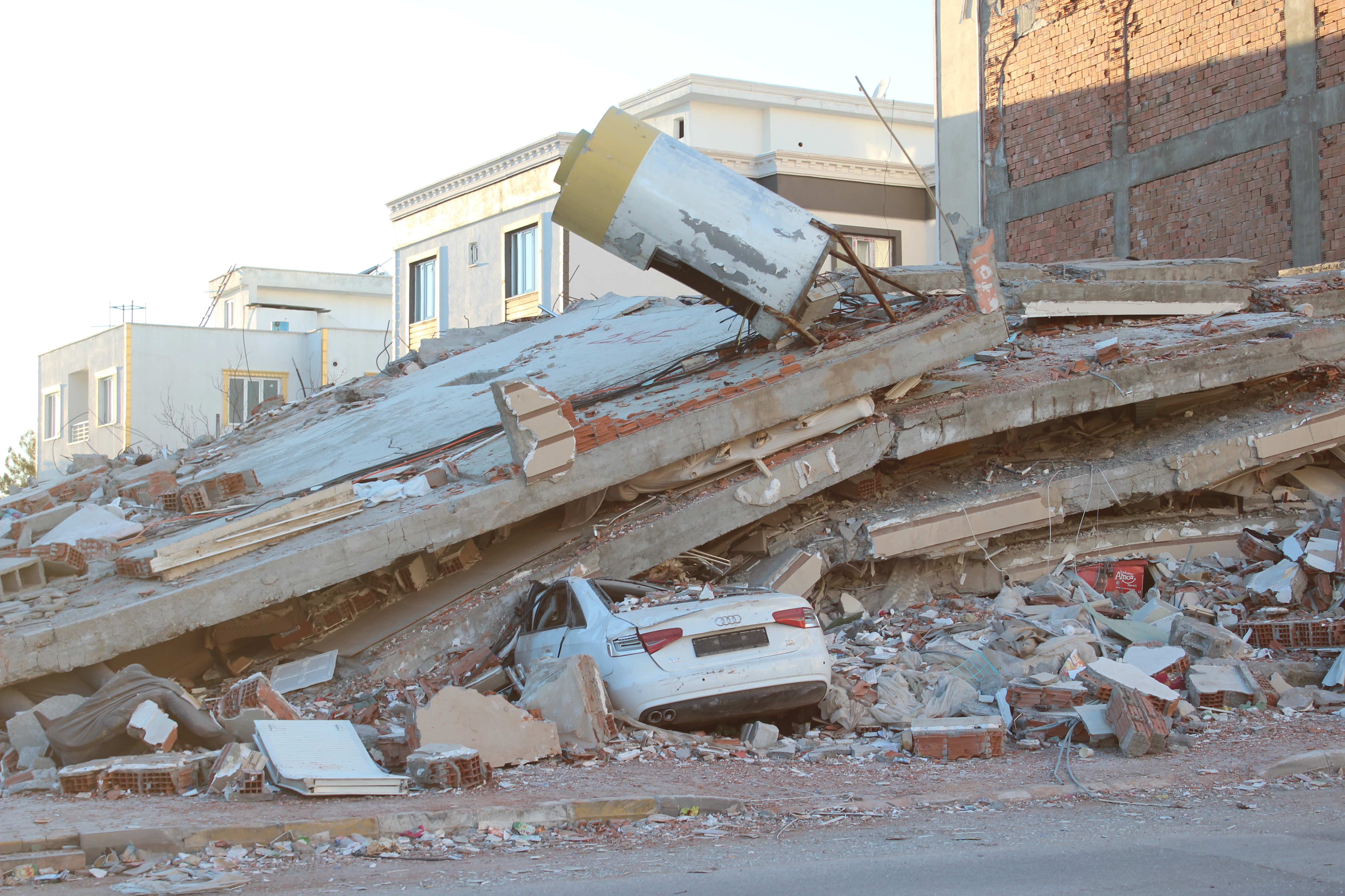 Car trapped under a building in Adiyaman