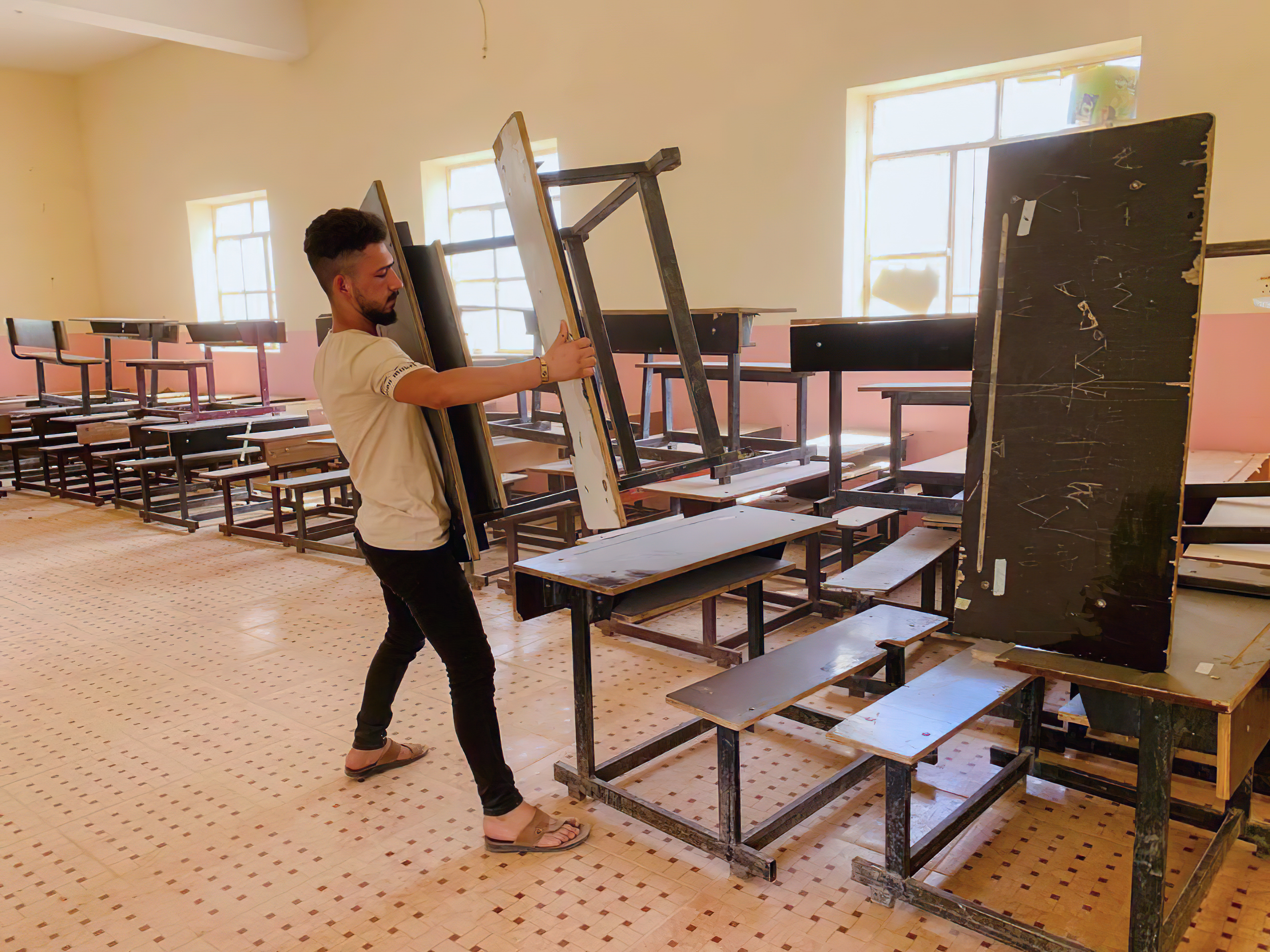 A photo of Lath carrying a table.