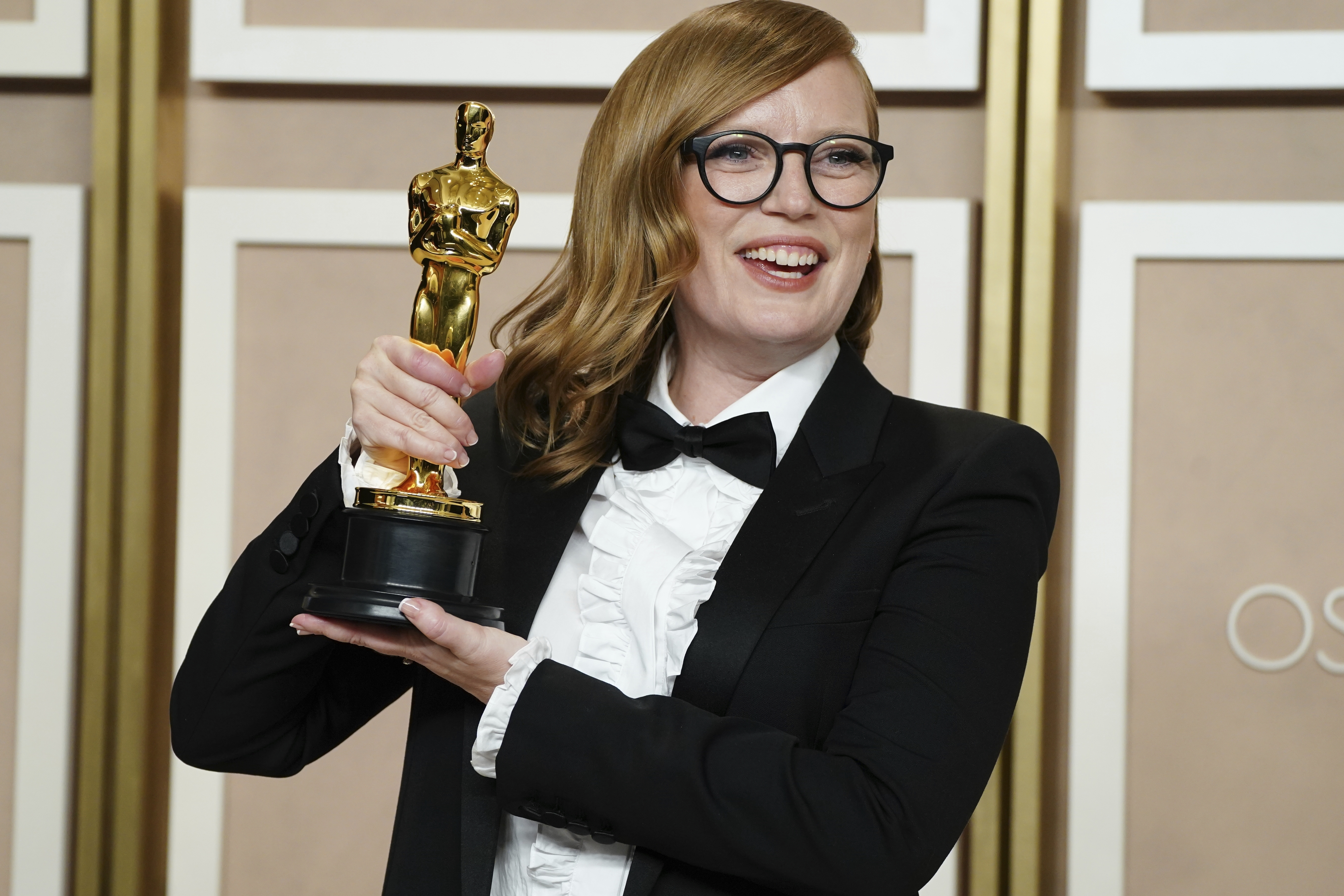 Sarah Polley holds up her Oscar for Women Talking