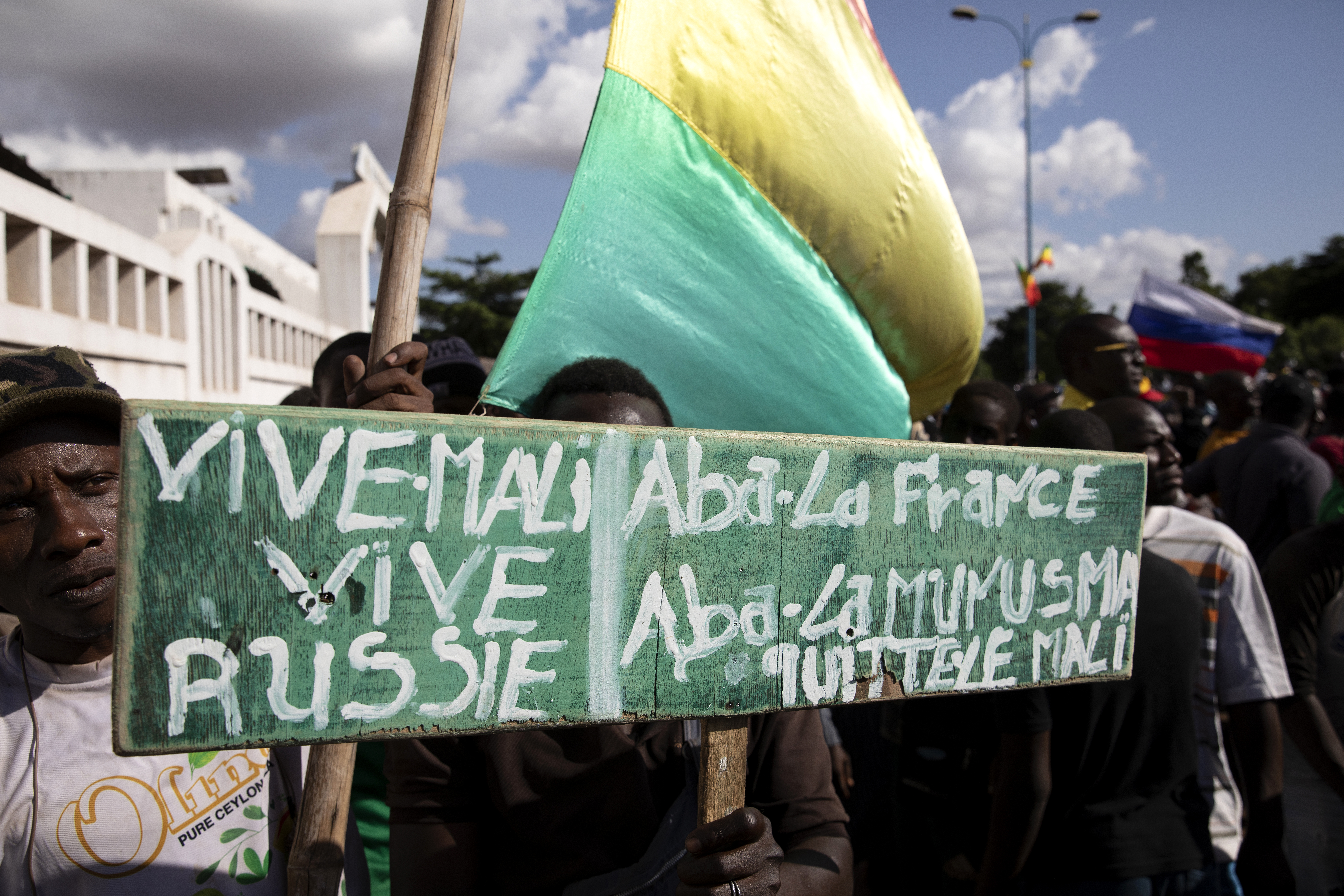 epa10200135 A demonstrator holding a sign reading 'Long live Mali, Long live Russia, Down with France, Down with Minusma (United Nations Multidimensional Integrated Stabilization Mission in Mali), Out of Mali' takes part in a protest against the United Nations and former occupier France and in support of Russia during Independence Day celebrations in Bamako, Mali, 22 September 2022. The protestors called for an increased Russian presence in Mali as it faces condemnation for detaining 46 soldiers from neighboring Ivory Coast that had been deployed to provide security for a company contracted by the United Nations. EPA-EFE/HADAMA DIAKITE