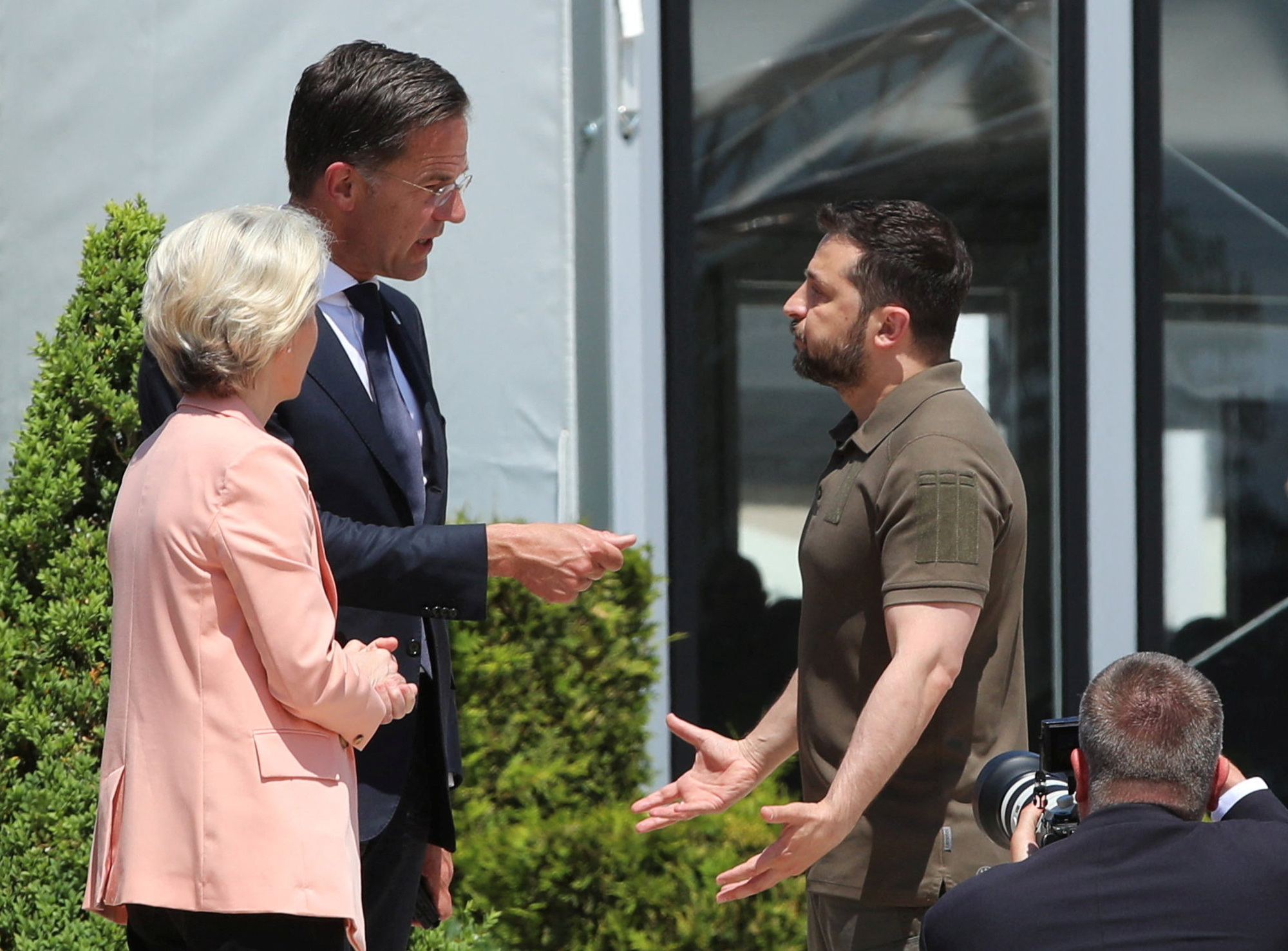 Ukrainian President Volodymyr Zelenskiy speaks to Dutch Prime Minister Mark Rutte and European Commission President Ursula von der Leyen during a meeting of the European Political Community at Mimi Castle in Bulboaca, Moldova June 1, 2023. [REUTERS/ Vladislav Culiomza]