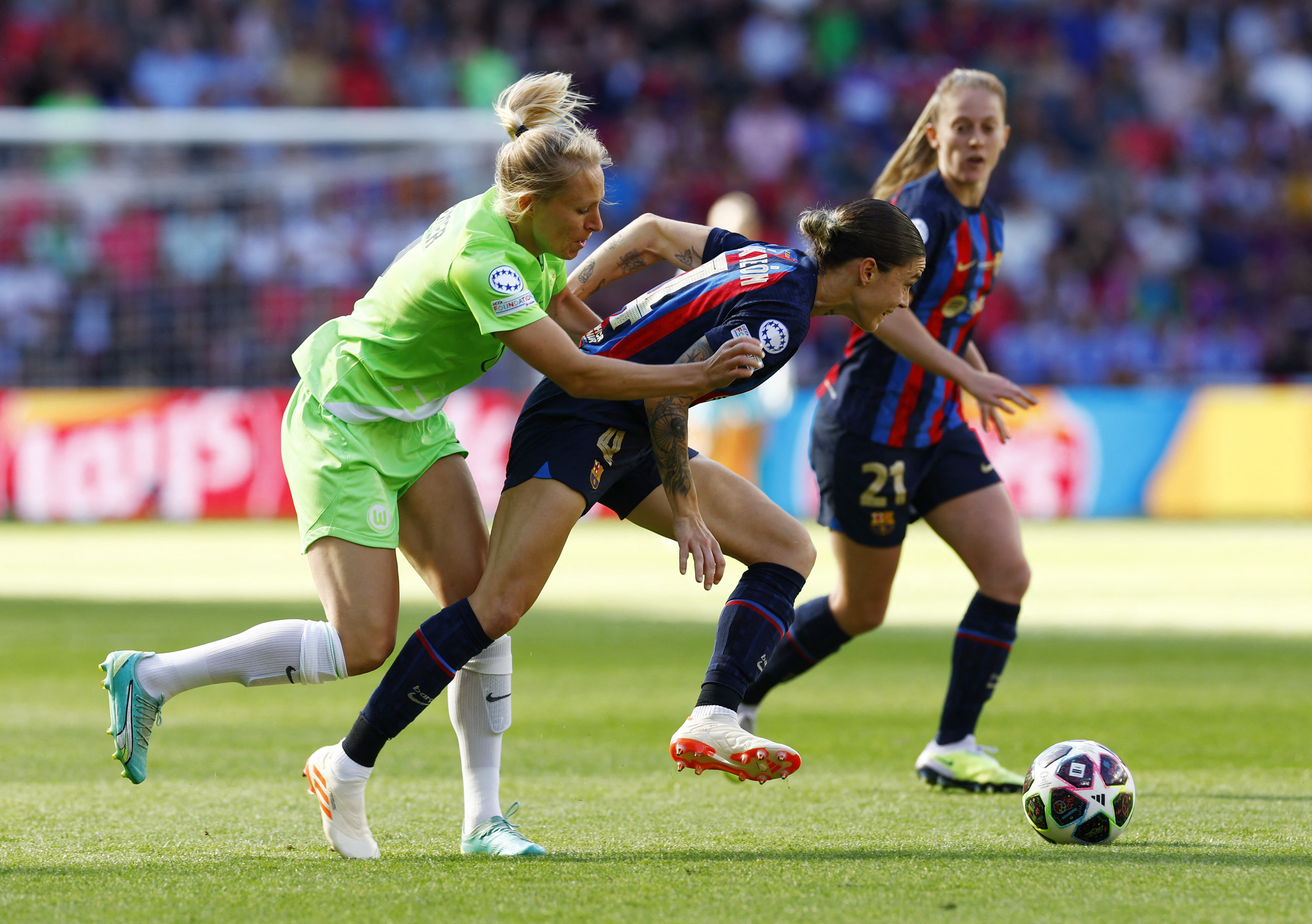 FC Barcelona's Mapi Leon in action with VfL Wolfsburg's Pauline Bremer. [REUTERS/Piroschka Van De Wouw]