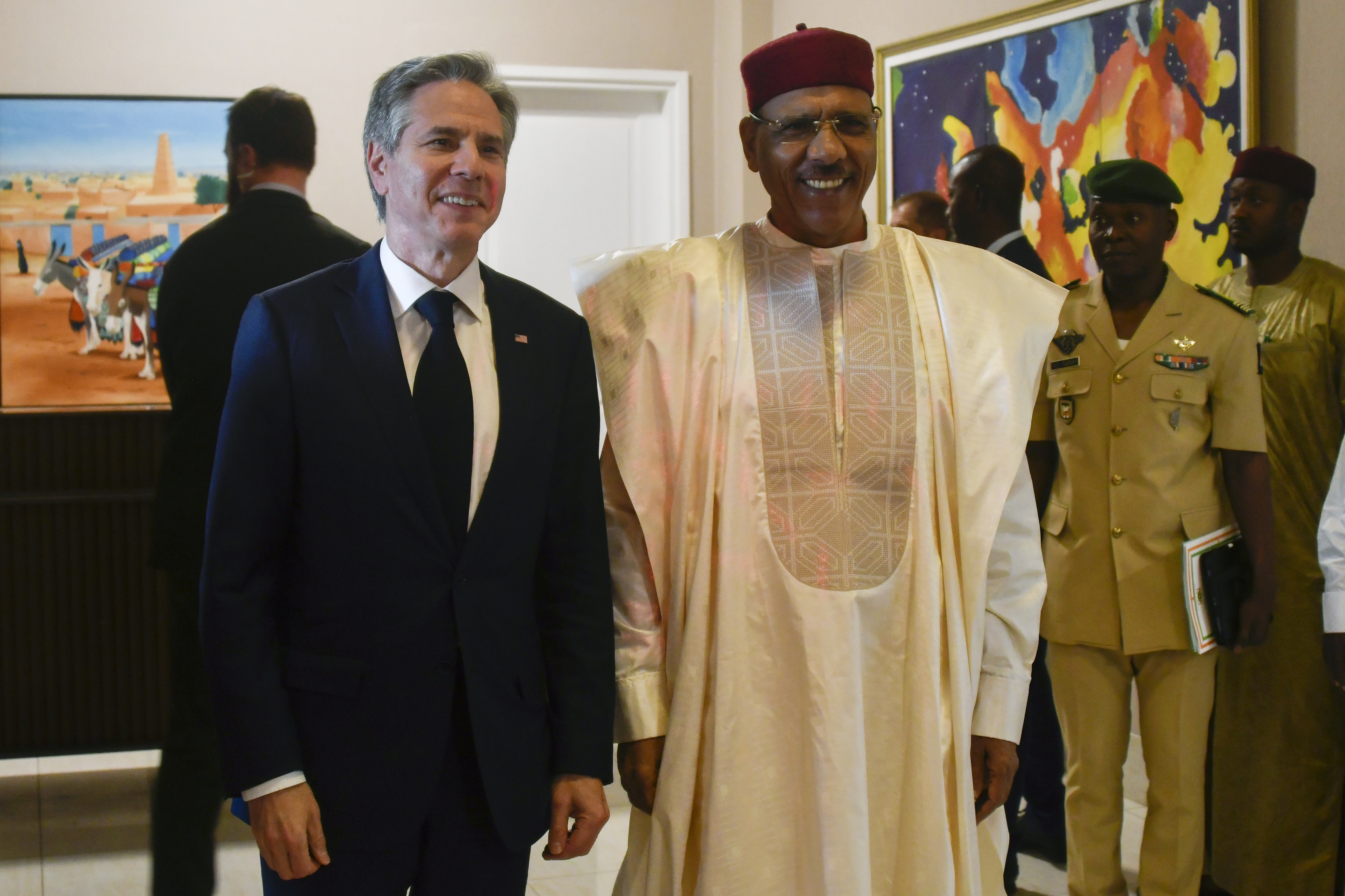US Secretary of State Antony Blinken poses for a photo with Nigerien President Mohamed Bazoum