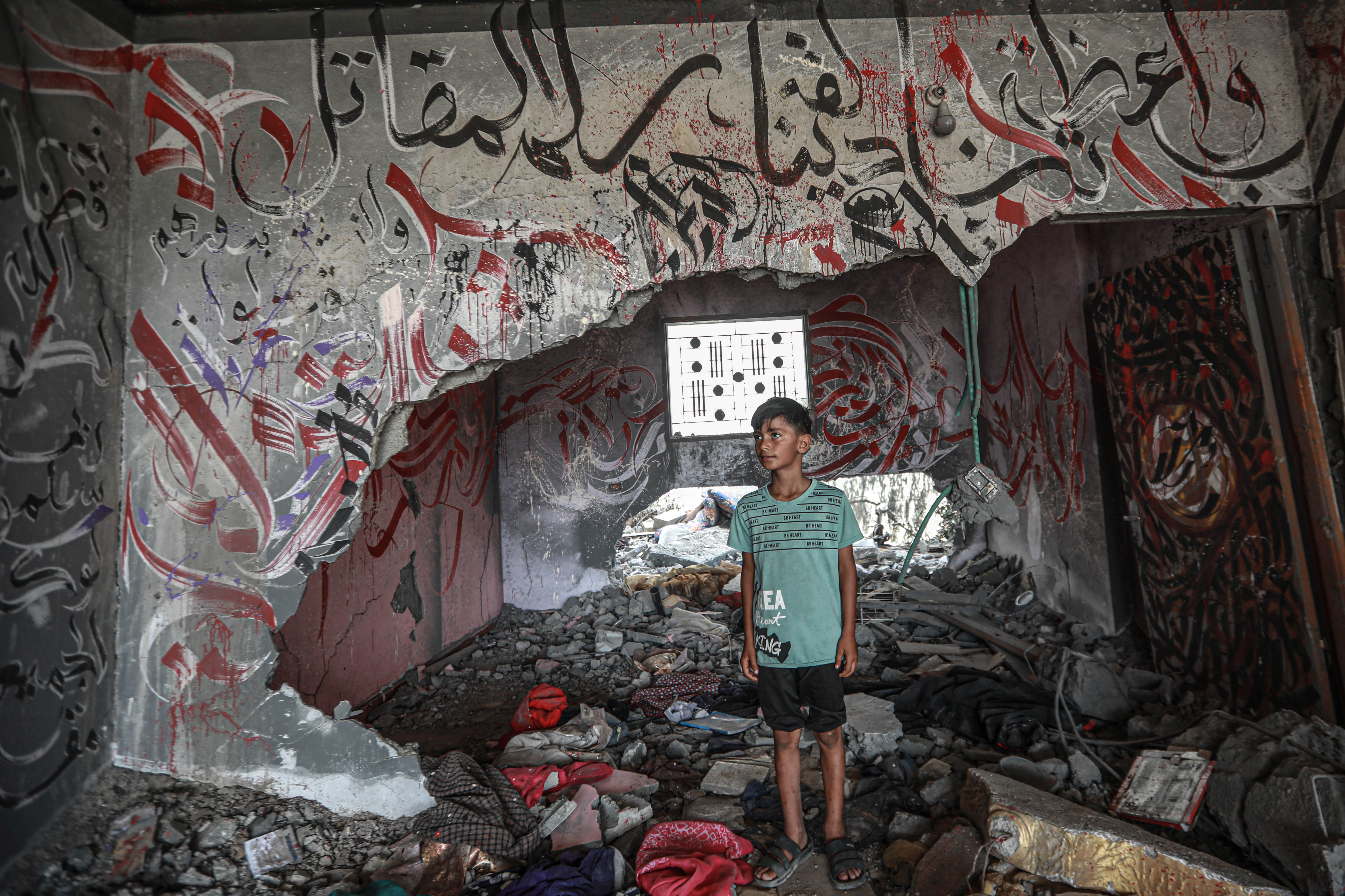 A child marvelling at the painting