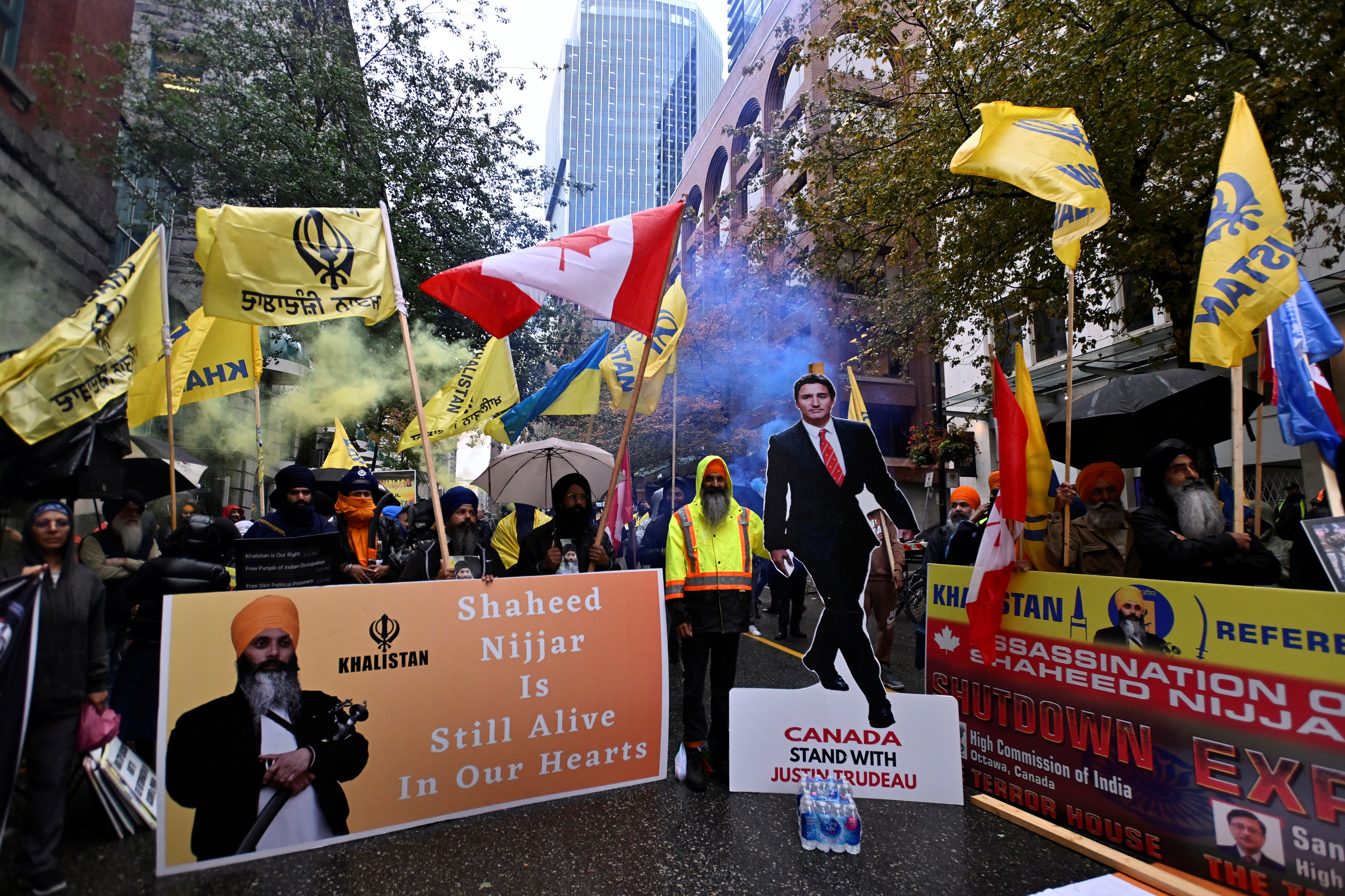 Flags and signs are seen as demonstrators protest outside India's consulate, a week after Canada's Prime Minister Justin Trudeau raised the prospect of New Delhi's involvement in the murder of Sikh separatist leader Hardeep Singh Nijjar, in Vancouver, British Columbia, Canada September 25, 2023. REUTERS/Jennifer Gauthier
