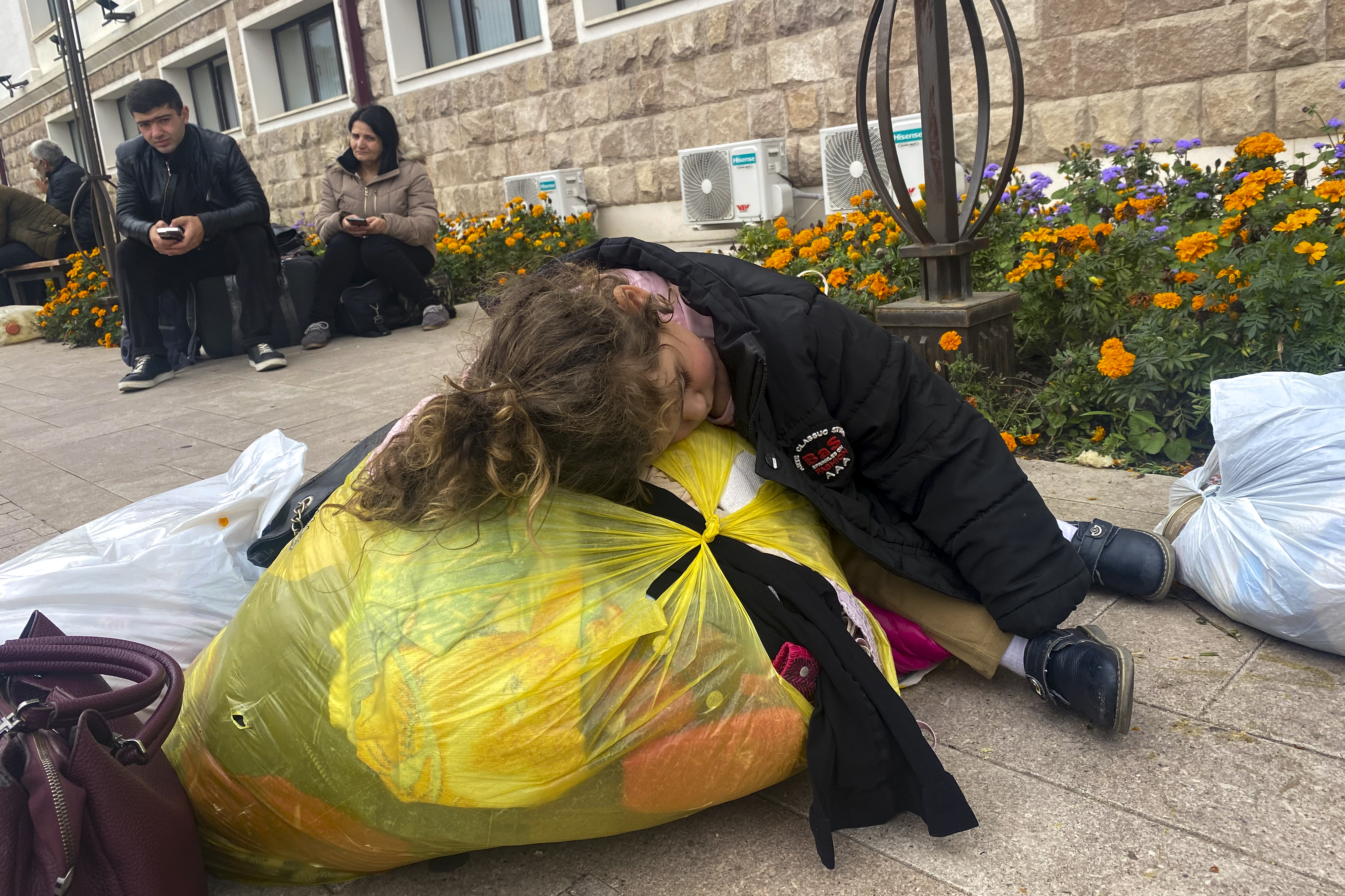 Thousands of Armenians flee from Nagorno-Karabakh