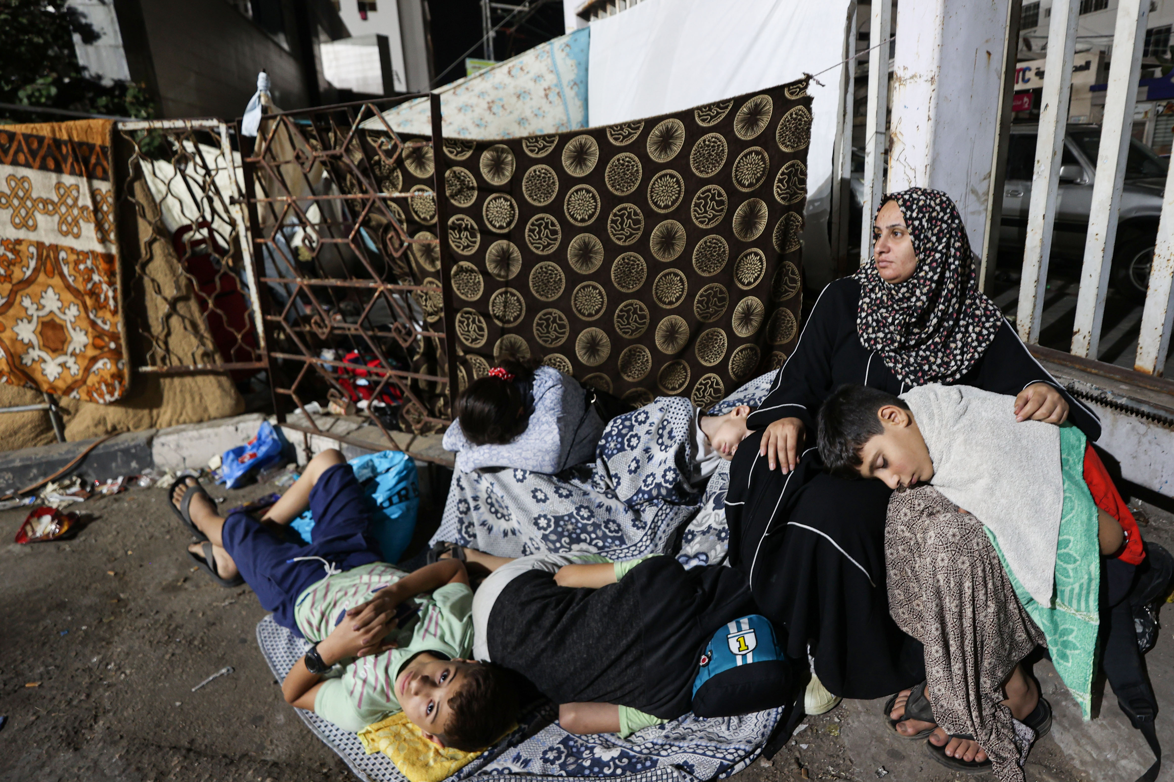 Displaced Palestinians staying the Shifa Hospital grounds