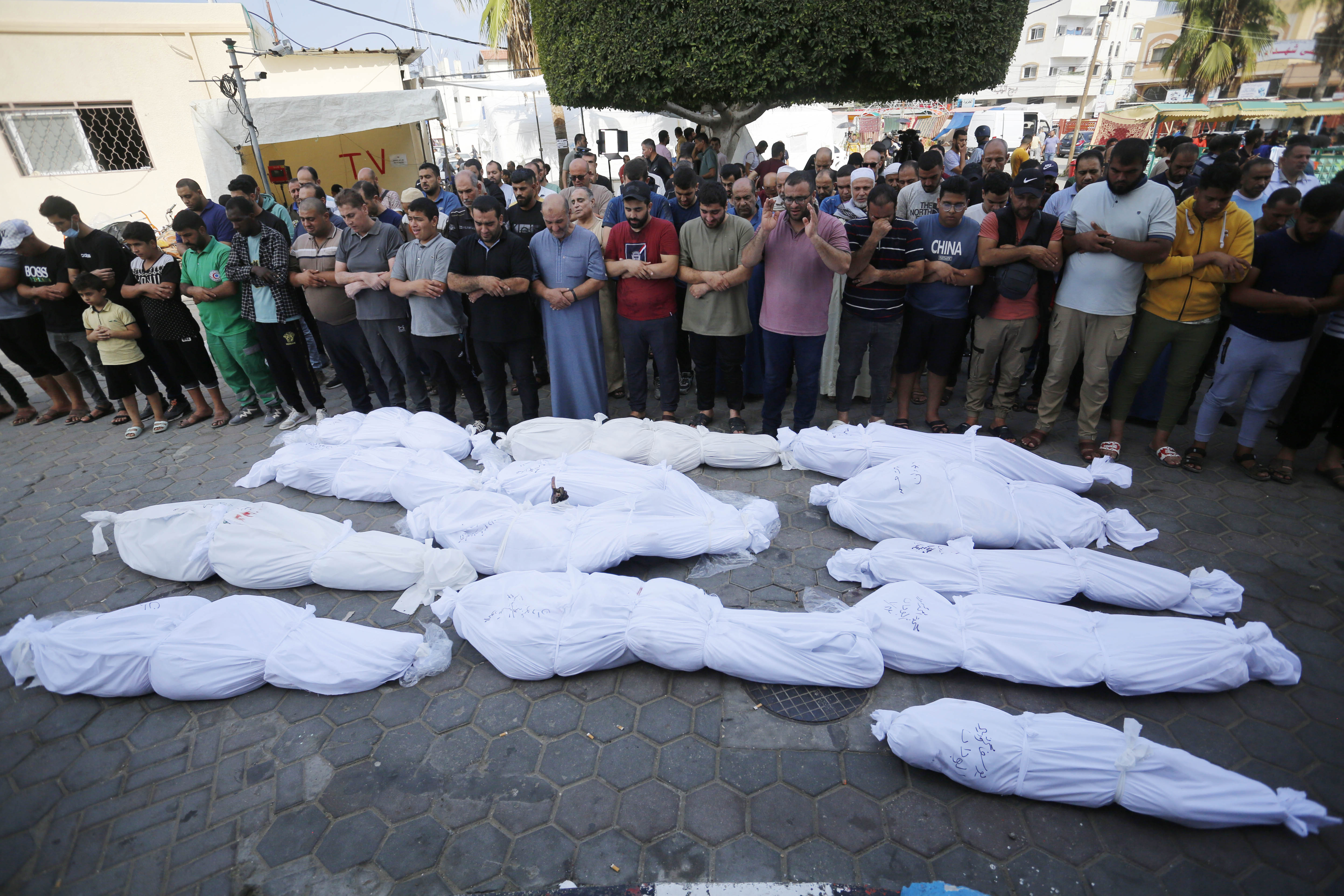 Mass graves in Deir al-Balah/Al-Aqsa Martyrs Hospital