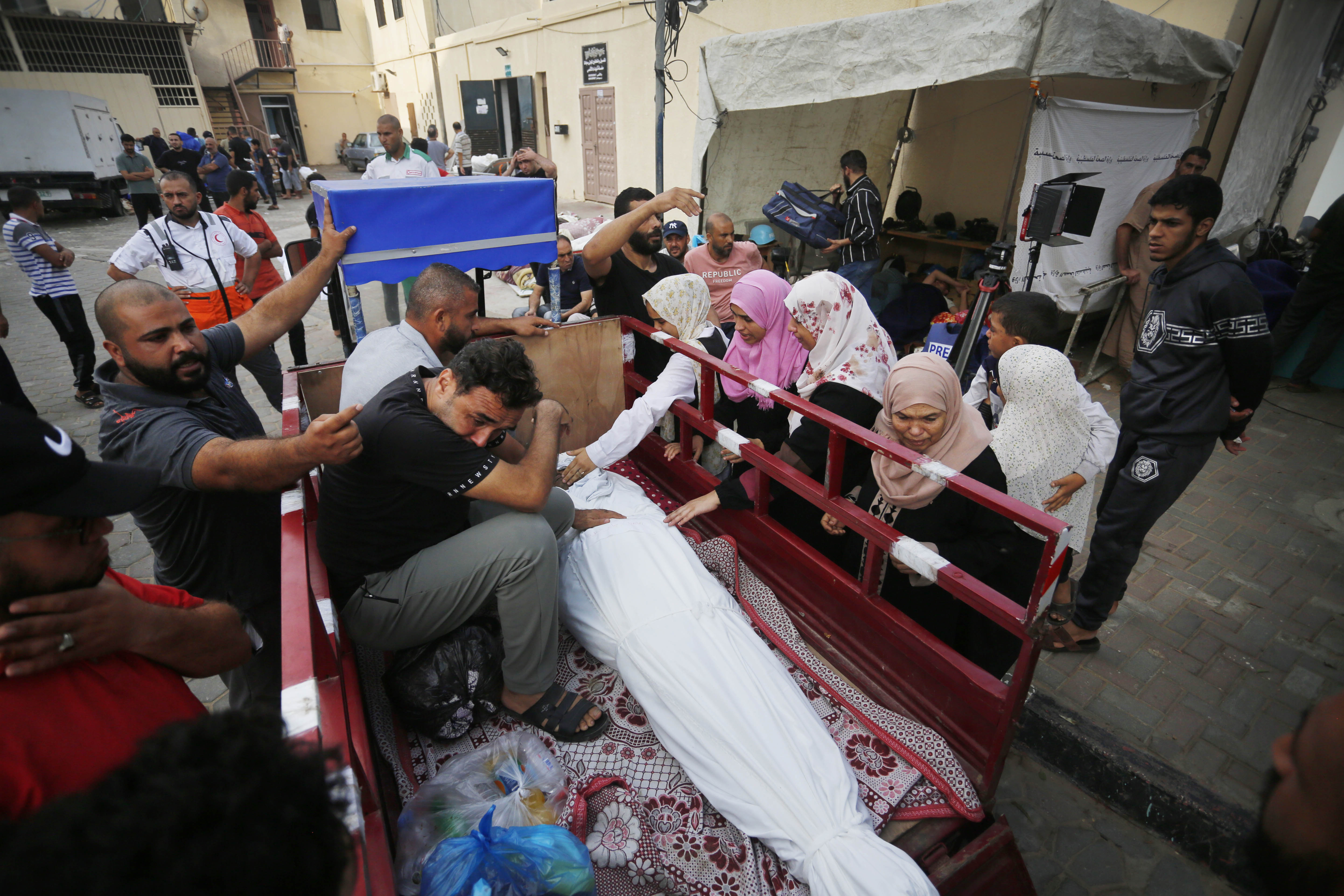 Mass graves in Deir al-Balah/Al-Aqsa Martyrs Hospital