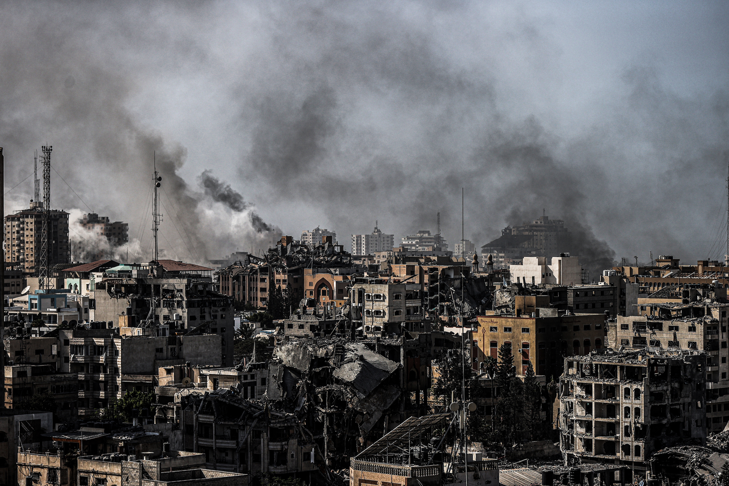  Smoke rises following an Israeli airstrike in Tel al-Hawa neighborhood
