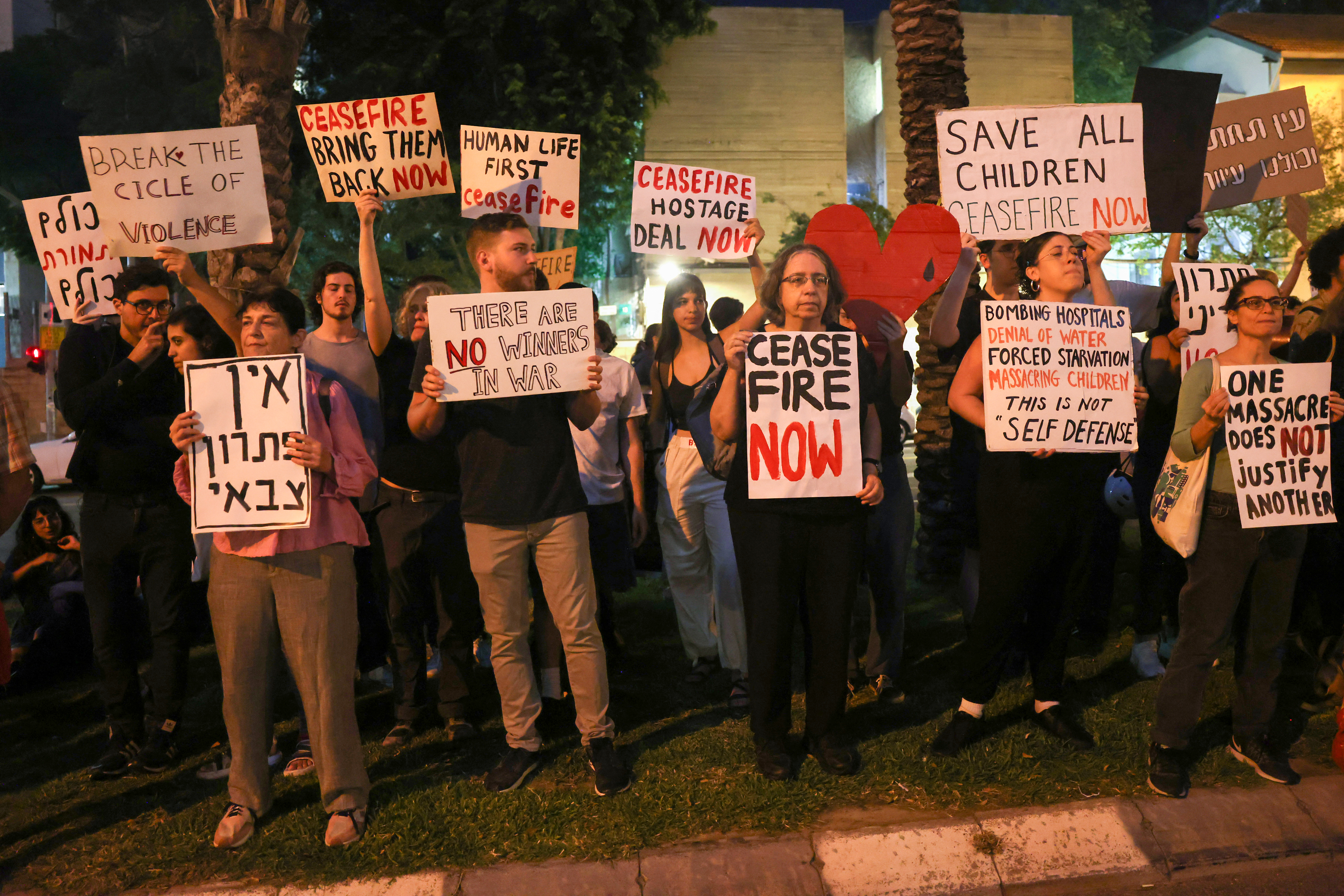 Israeli left-wing activists hold a demonstration near the Ministry of Defence in Tel Aviv on November 11, 2023, calling for a ceasefire amid ongoing battles between Israel and Hamas. (AHMAD GHARABLI / AFP)