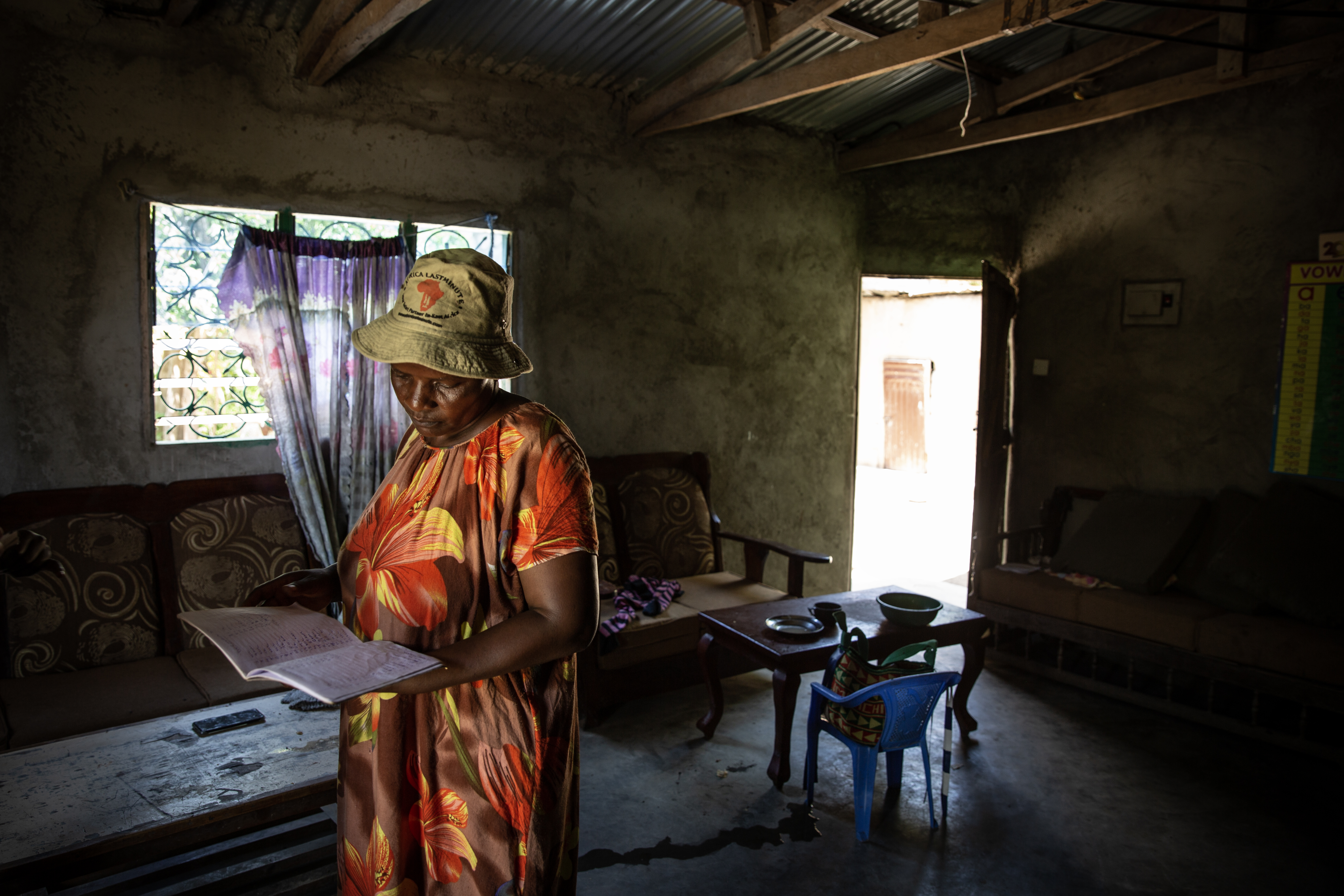 Tidorah Lukila is a volunteer rain gauge reader for the Kenyan Meteorological Department. Every morning at nine o’clock, Tidorah checks her rain gauge. If it has rained, she informs the local department the same day and once a month she sends her full log report. Being a volunteer has sparked her interest in weather information. “I saw first-hand how it benefitted my own farming,” she says.