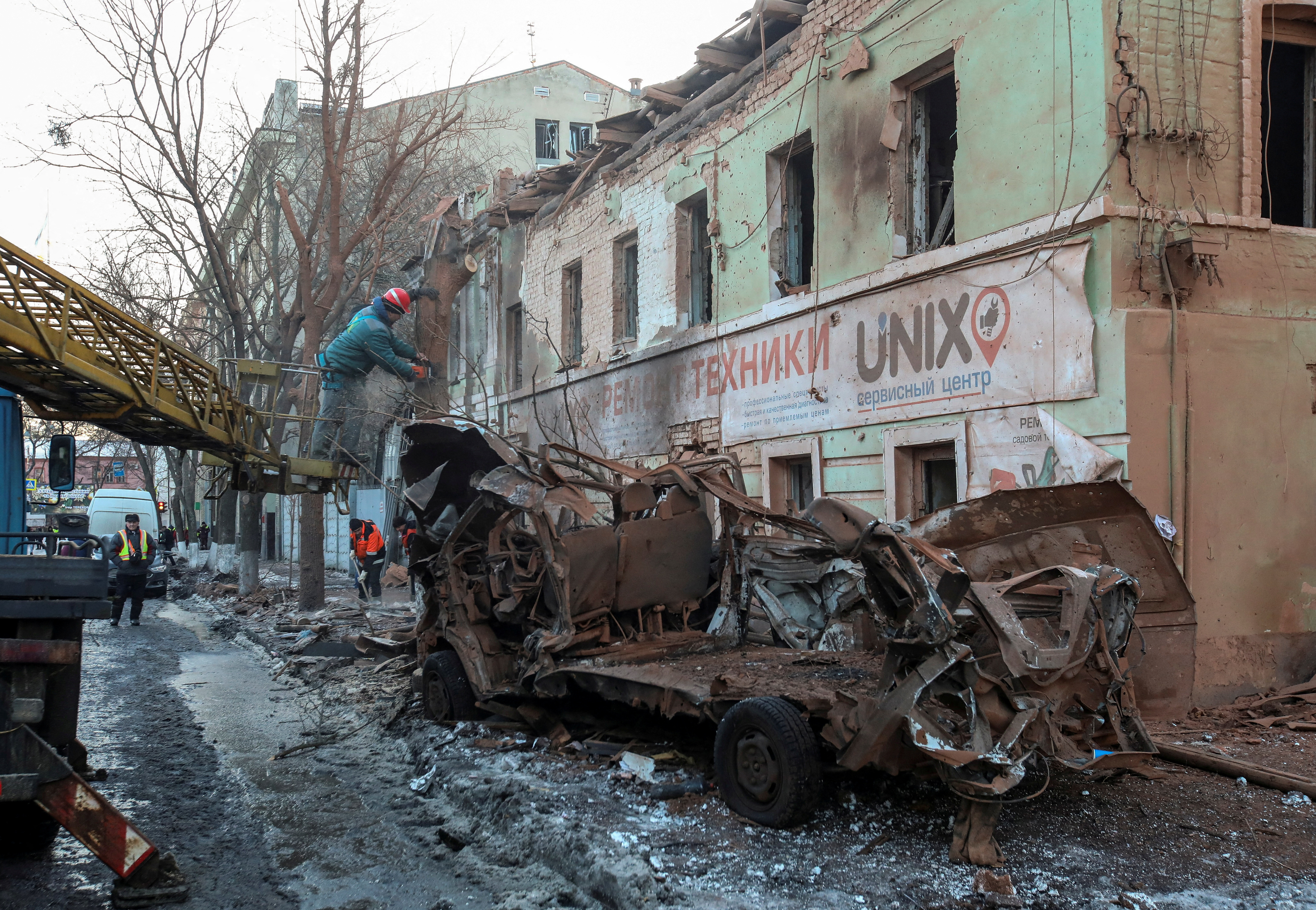 FILE PHOTO: Municipal workers remove debris at a site of a Russian missile strike, amid Russia's attack on Ukraine, in central Kharkiv, Ukraine January 17, 2024. REUTERS/Vyacheslav Madiyevskyy/File Photo
