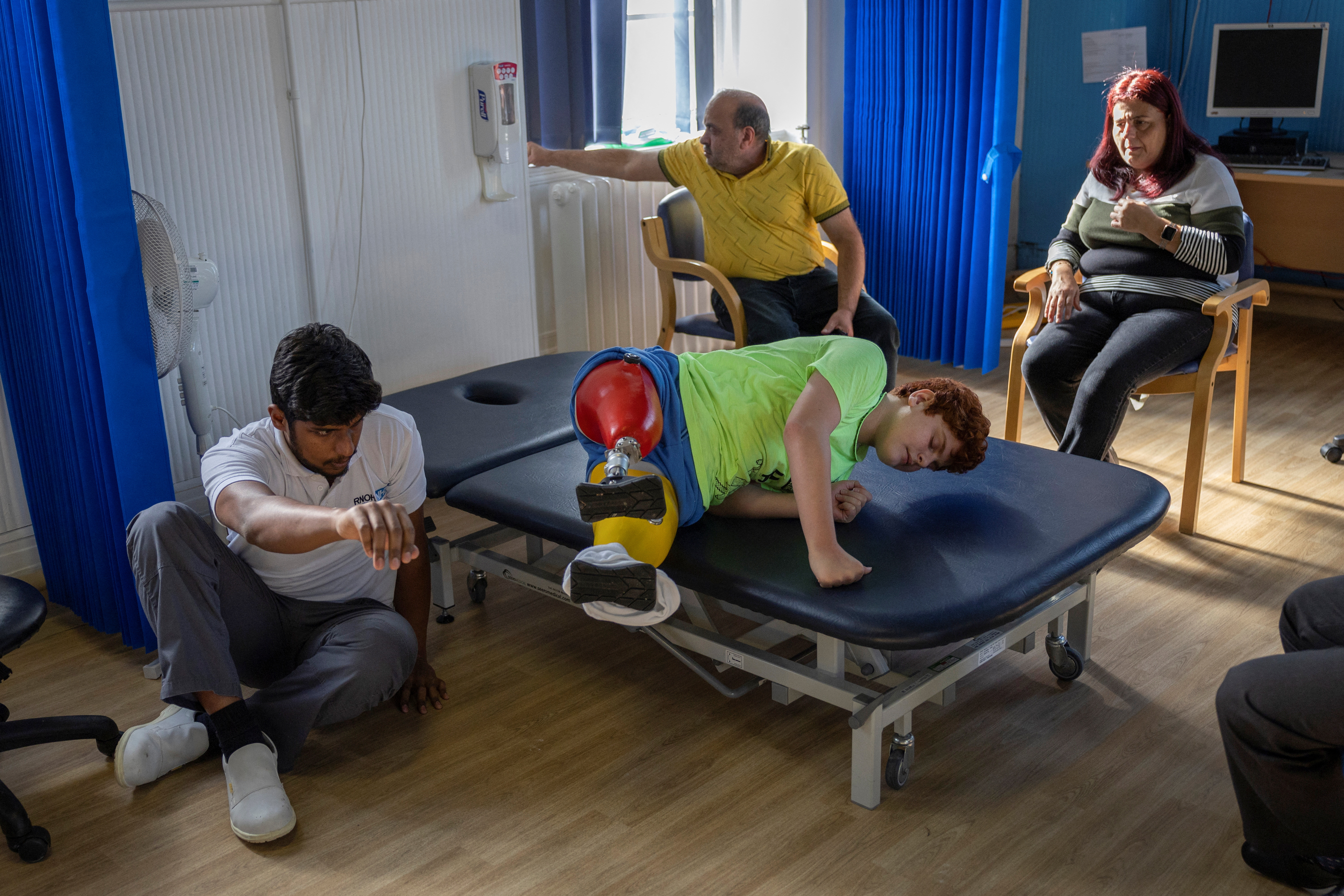 A boy's arduous steps on prosthetic legs after Turkey's earthquake