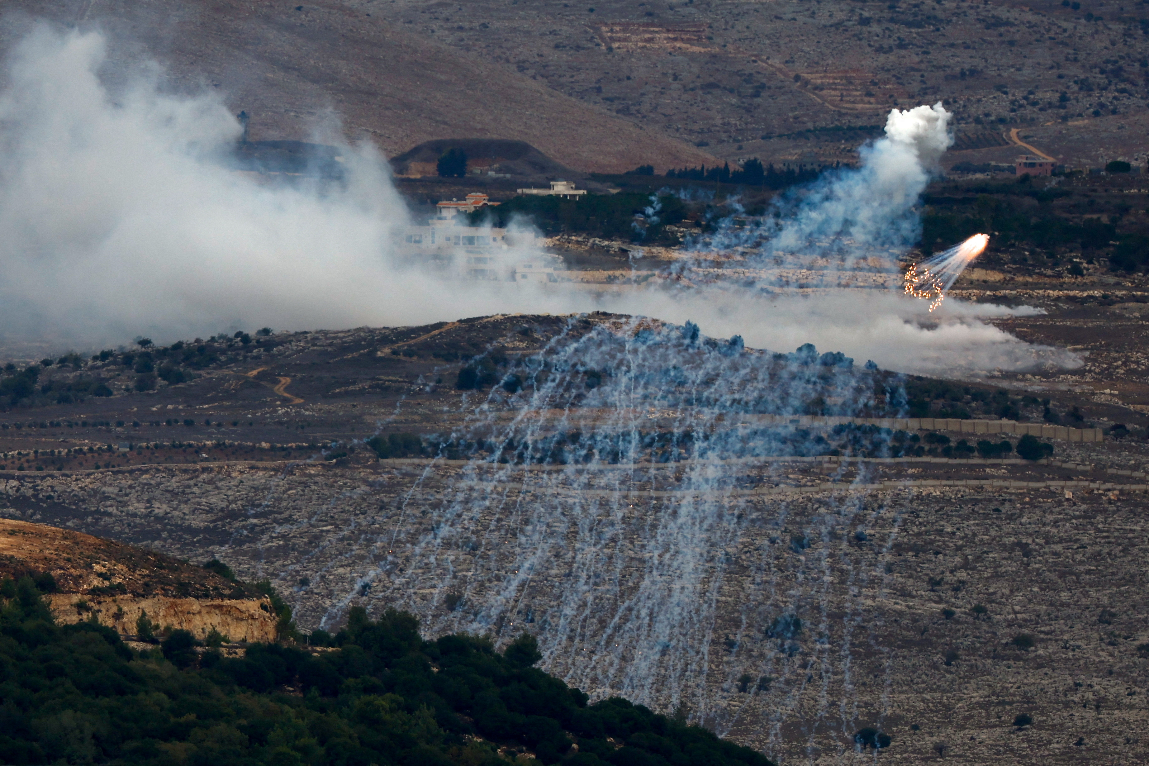 White phosphorus fired by Israeli army seen in the border area