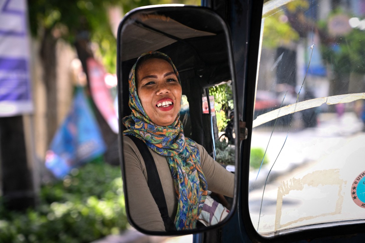 shows Bajaj driver and single mother Ekawati, who plies her three-wheeled taxi in a profession overwhelmingly dominated by men