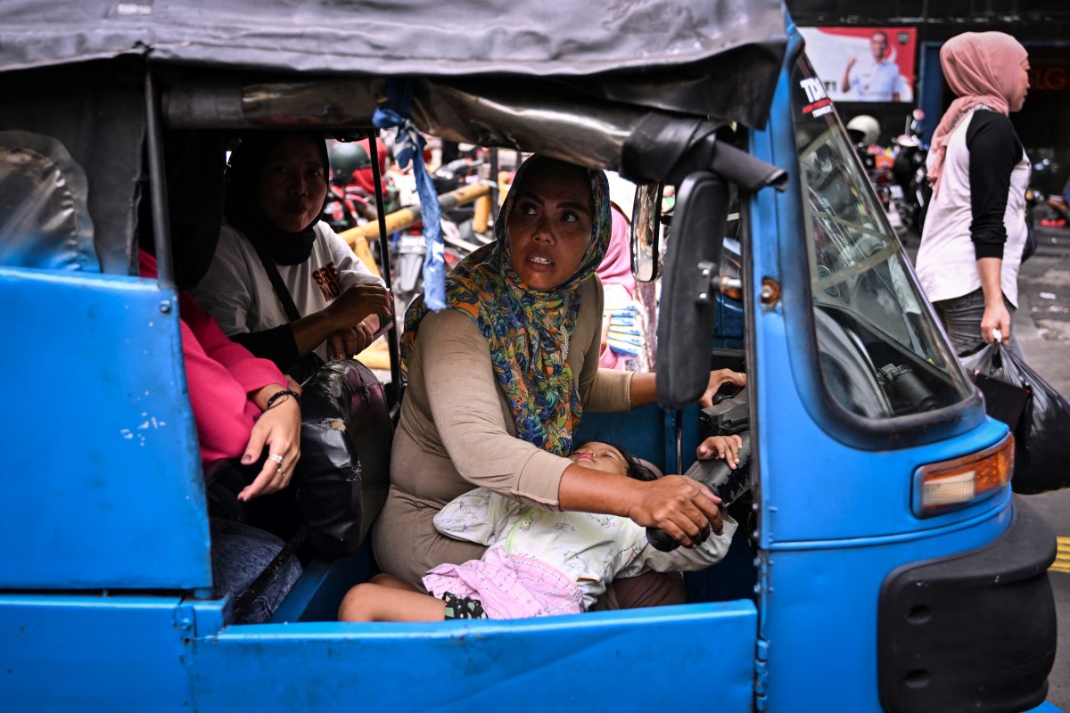 shows Bajaj driver and single mother Ekawati, who plies her three-wheeled taxi in a profession overwhelmingly dominated by men
